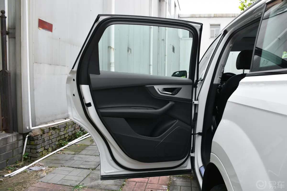 奥迪Q745 TFSI S line运动版空间