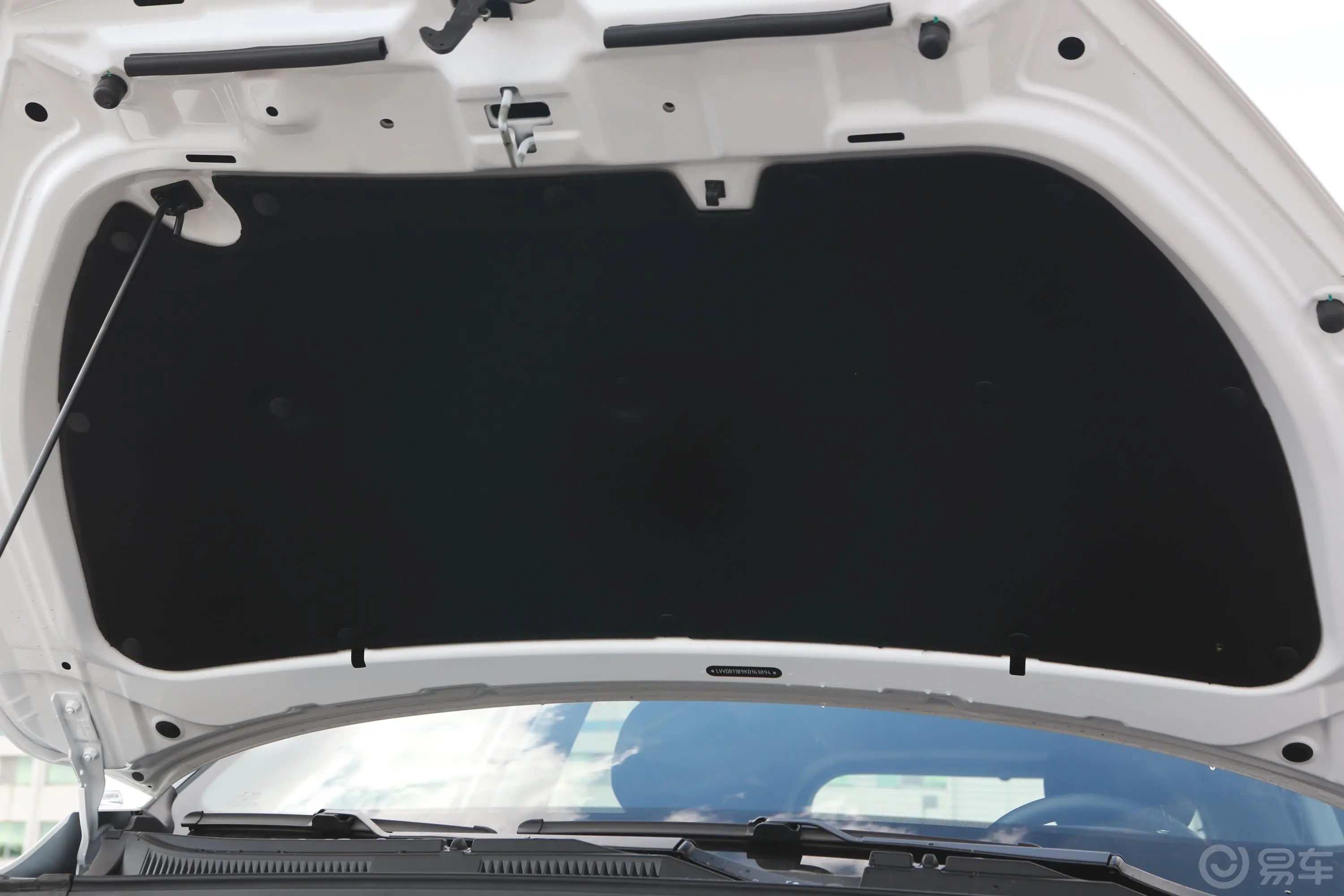 瑞虎5xHERO 1.5L 手动 都市版发动机舱盖内侧