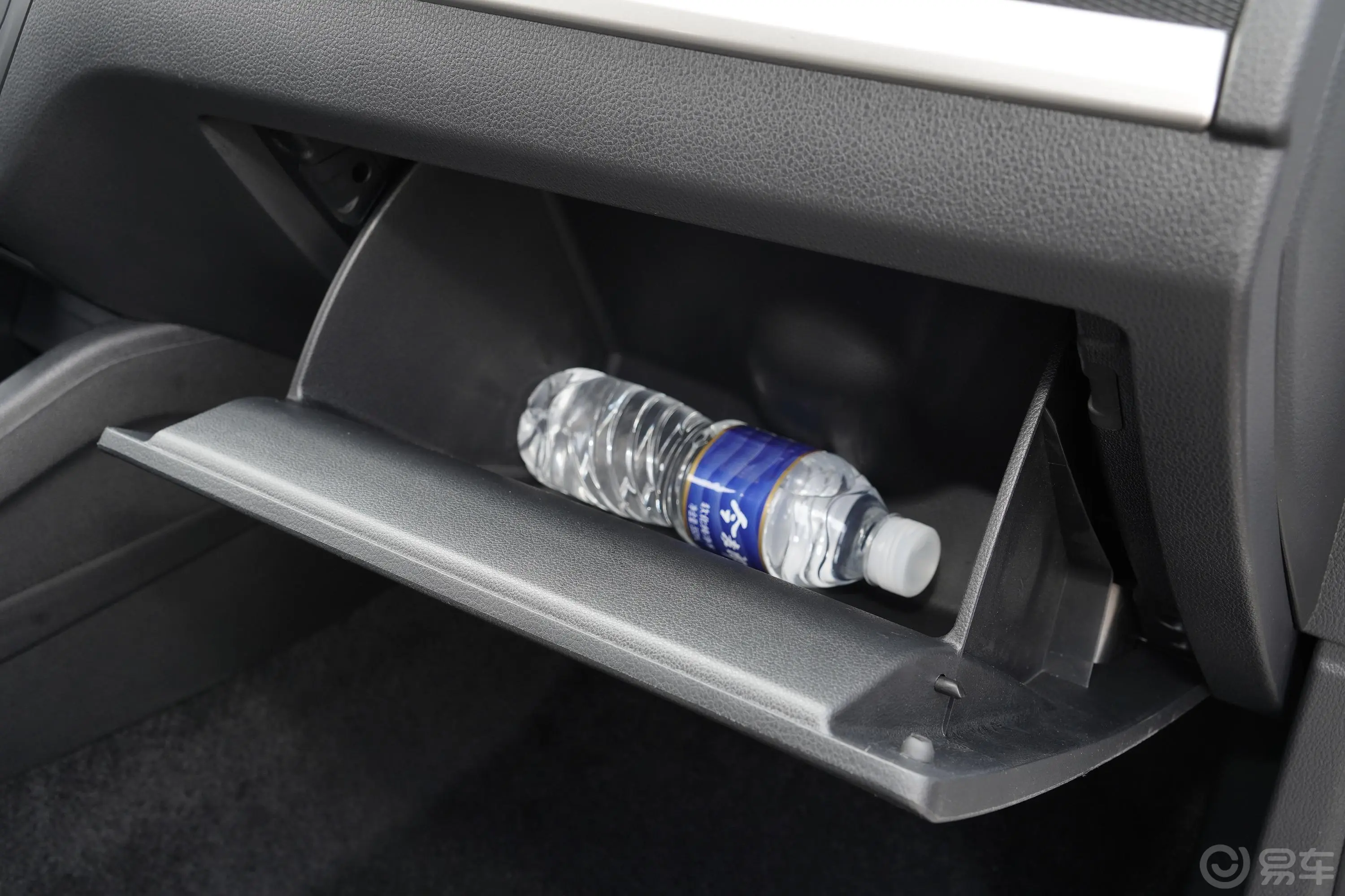 柯米克1.5L 手动 标准版 国VI手套箱空间水瓶横置