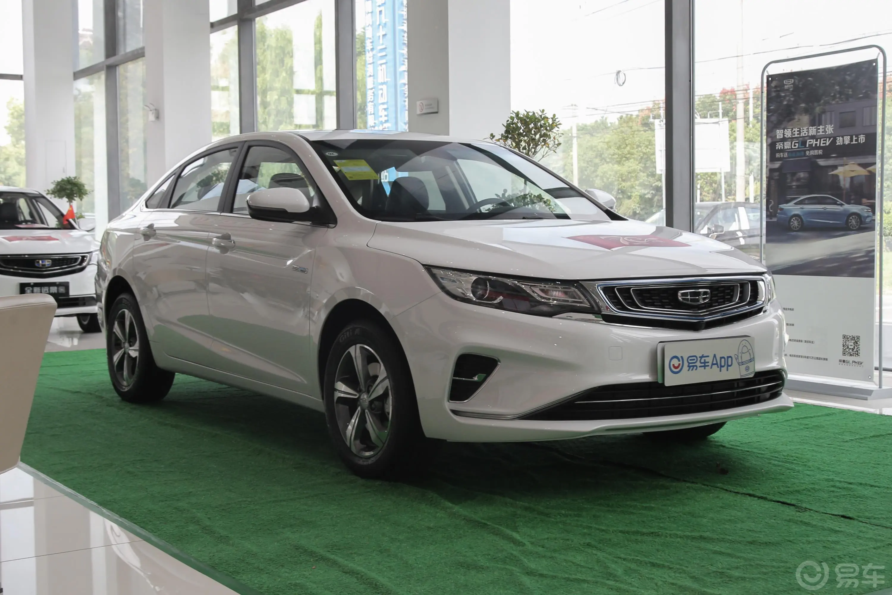 帝豪GL PHEV1.5TD 双离合 智悦型侧前45度车头向右水平