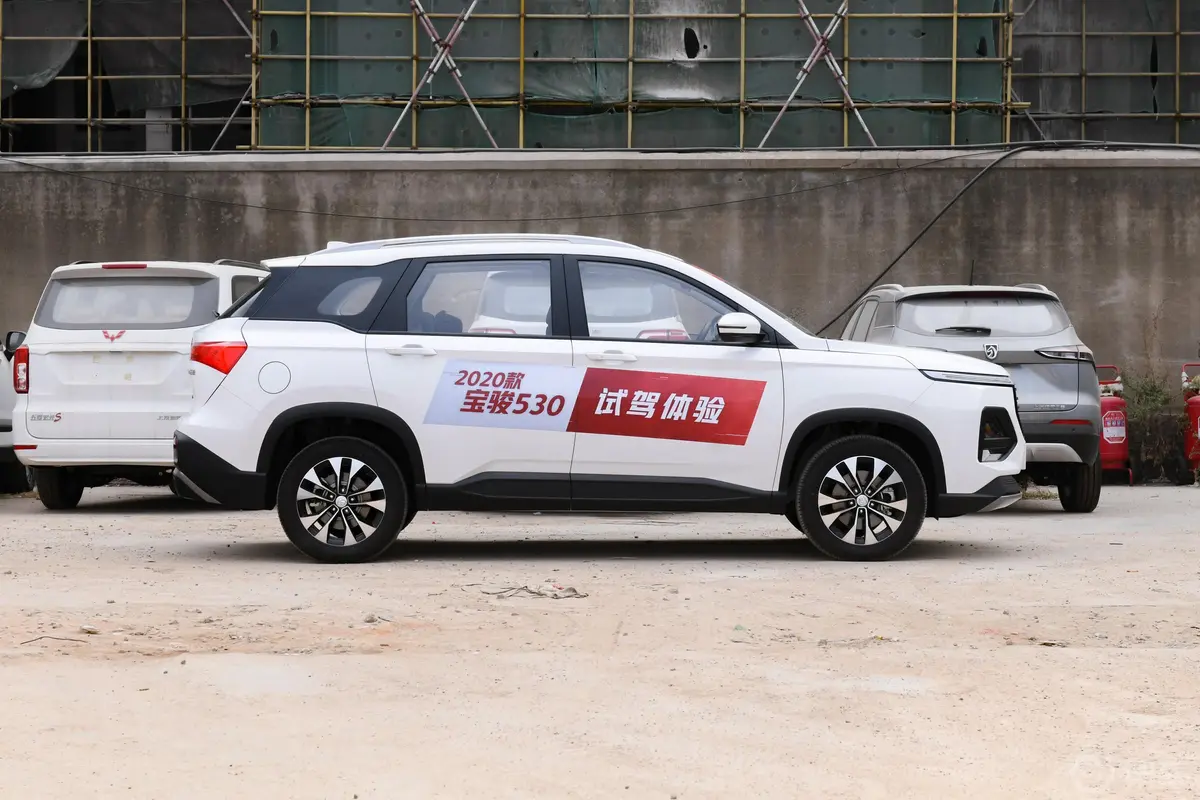 宝骏5301.5T CVT 尊贵互联型 7座正侧车头向右水平