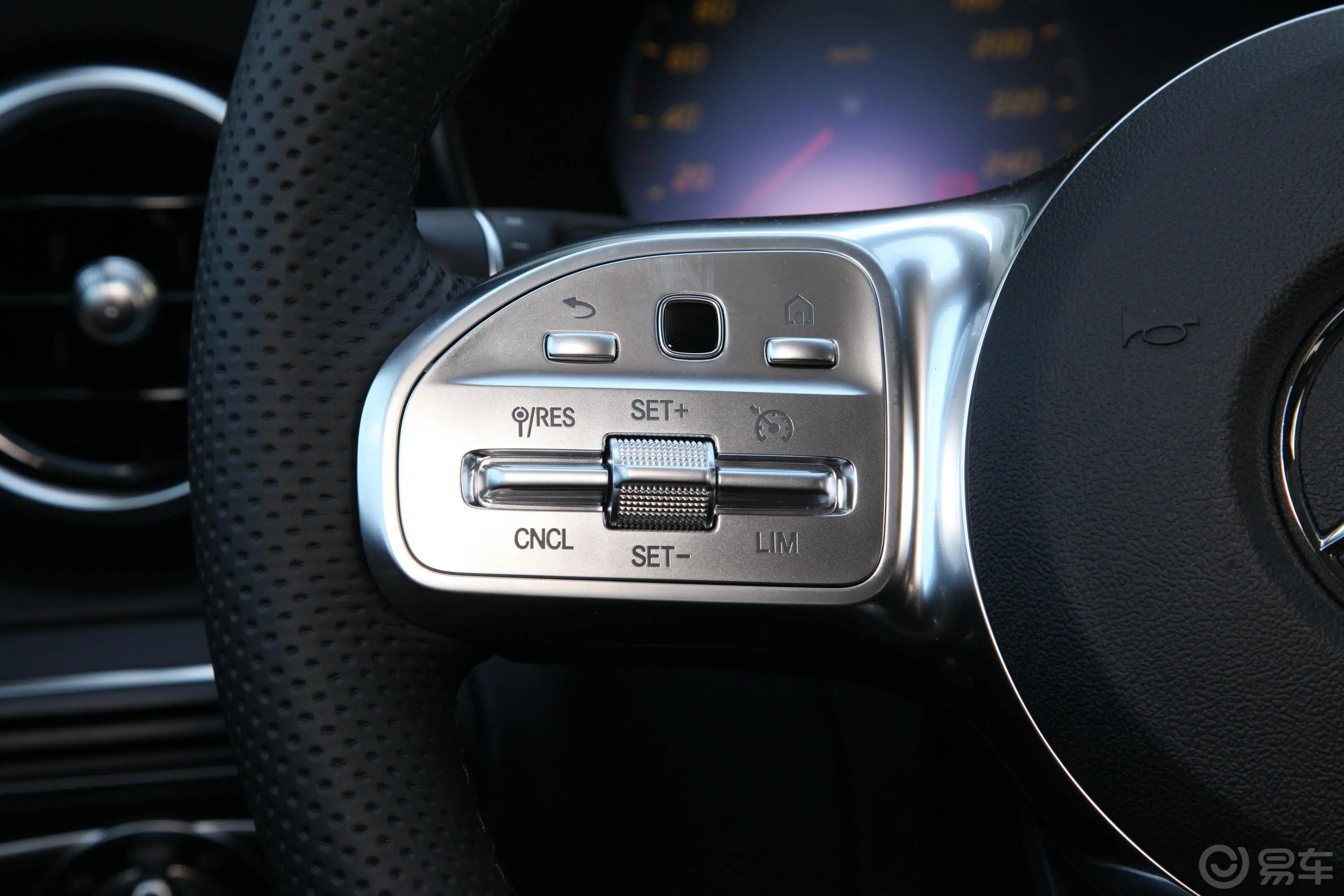 奔驰C级C 200 L 动感型运动版左侧方向盘功能按键
