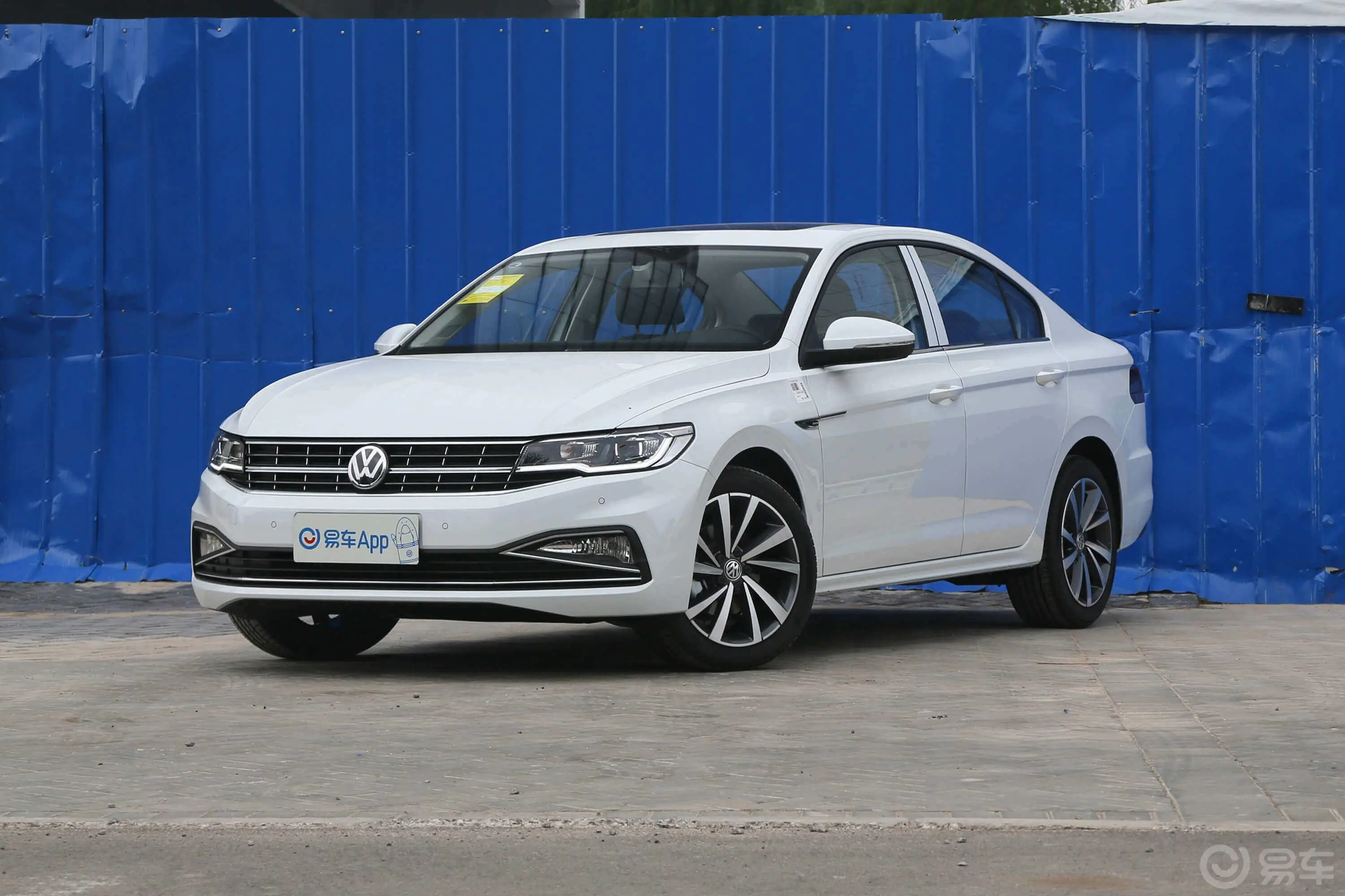 宝来280TSI 双离合 豪华型侧前45度车头向左水平