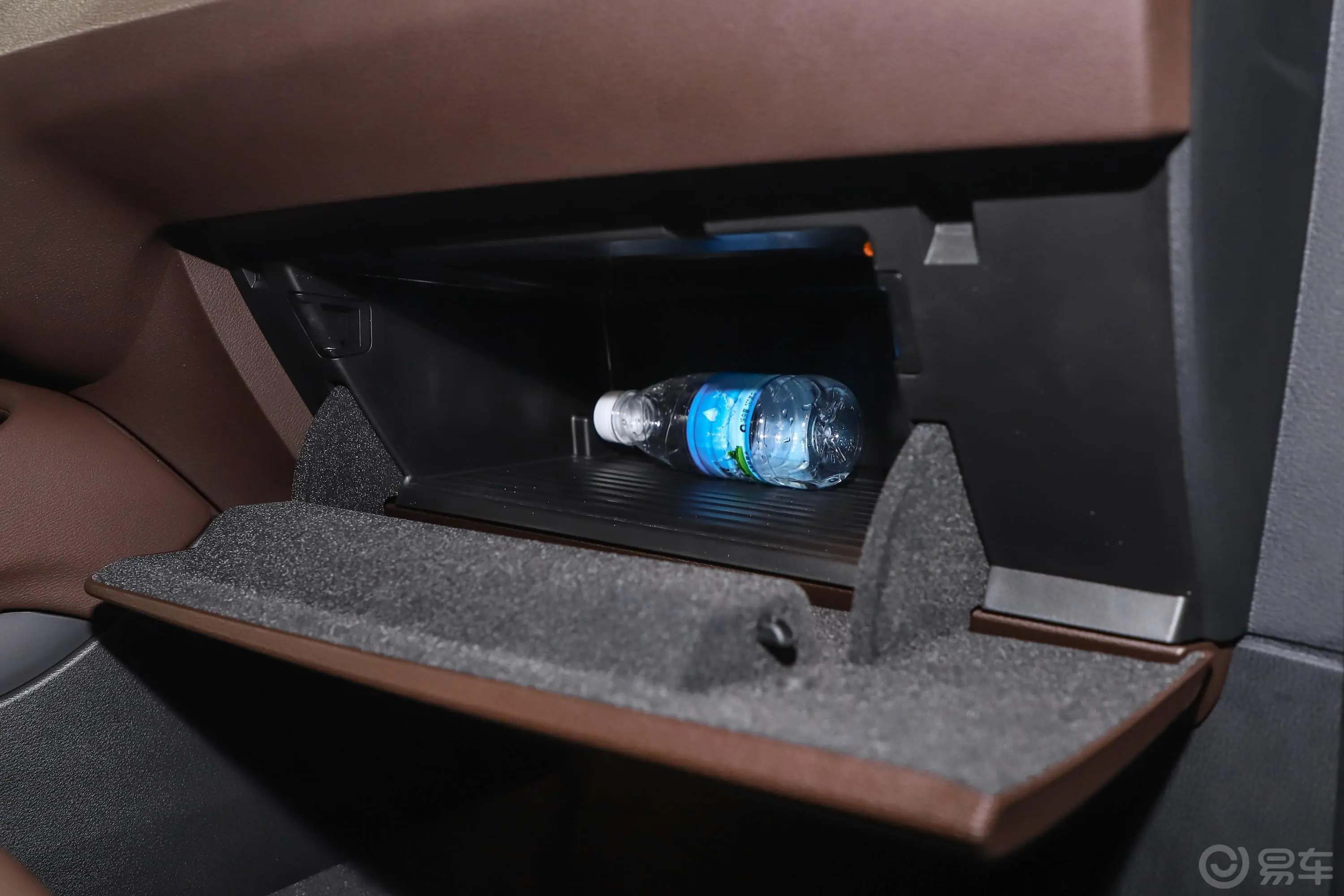 宝马X1sDrive25Li 领先型手套箱空间水瓶横置