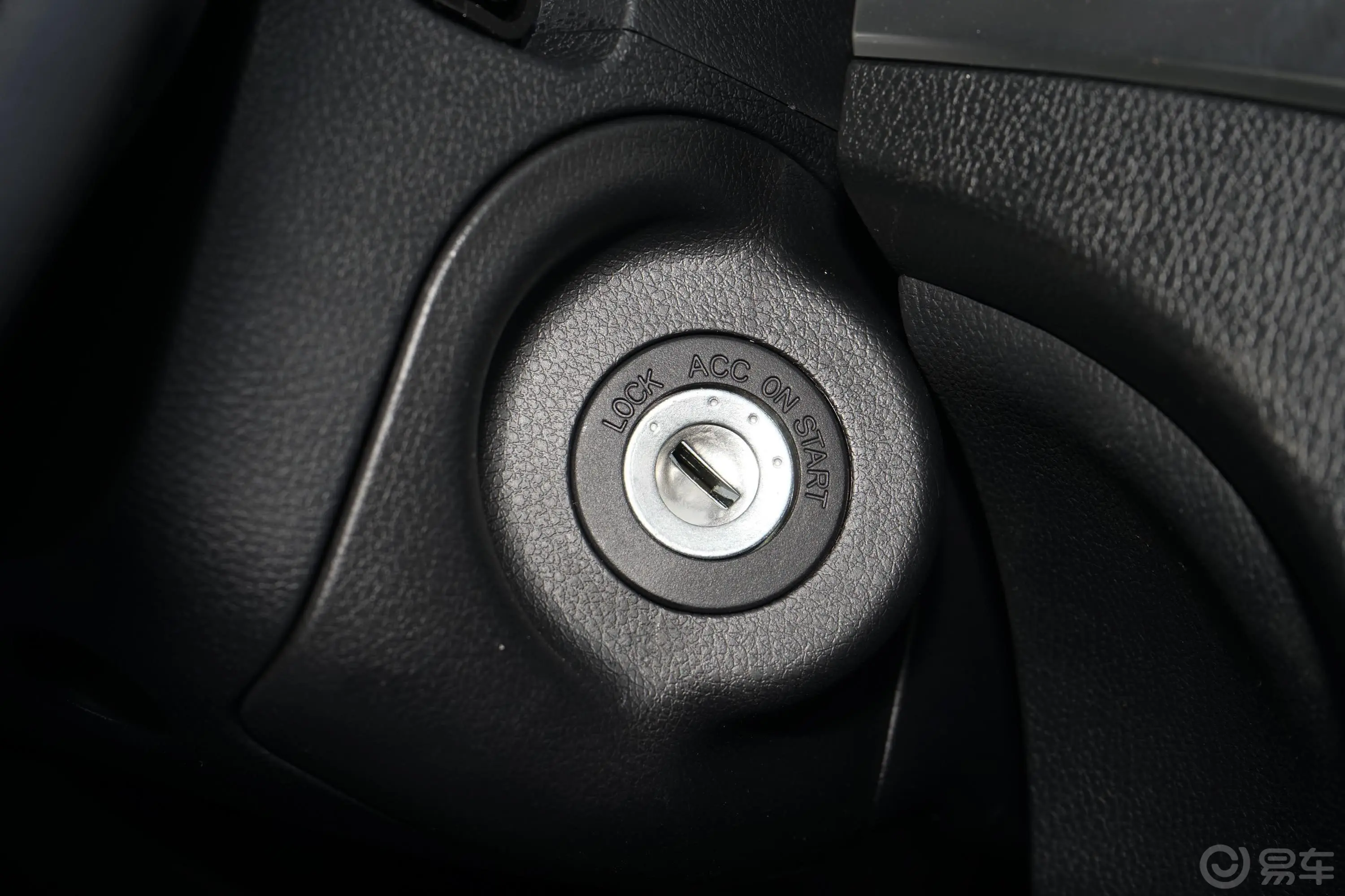 奔腾B301.6L 手自一体 舒适型钥匙孔或一键启动按键