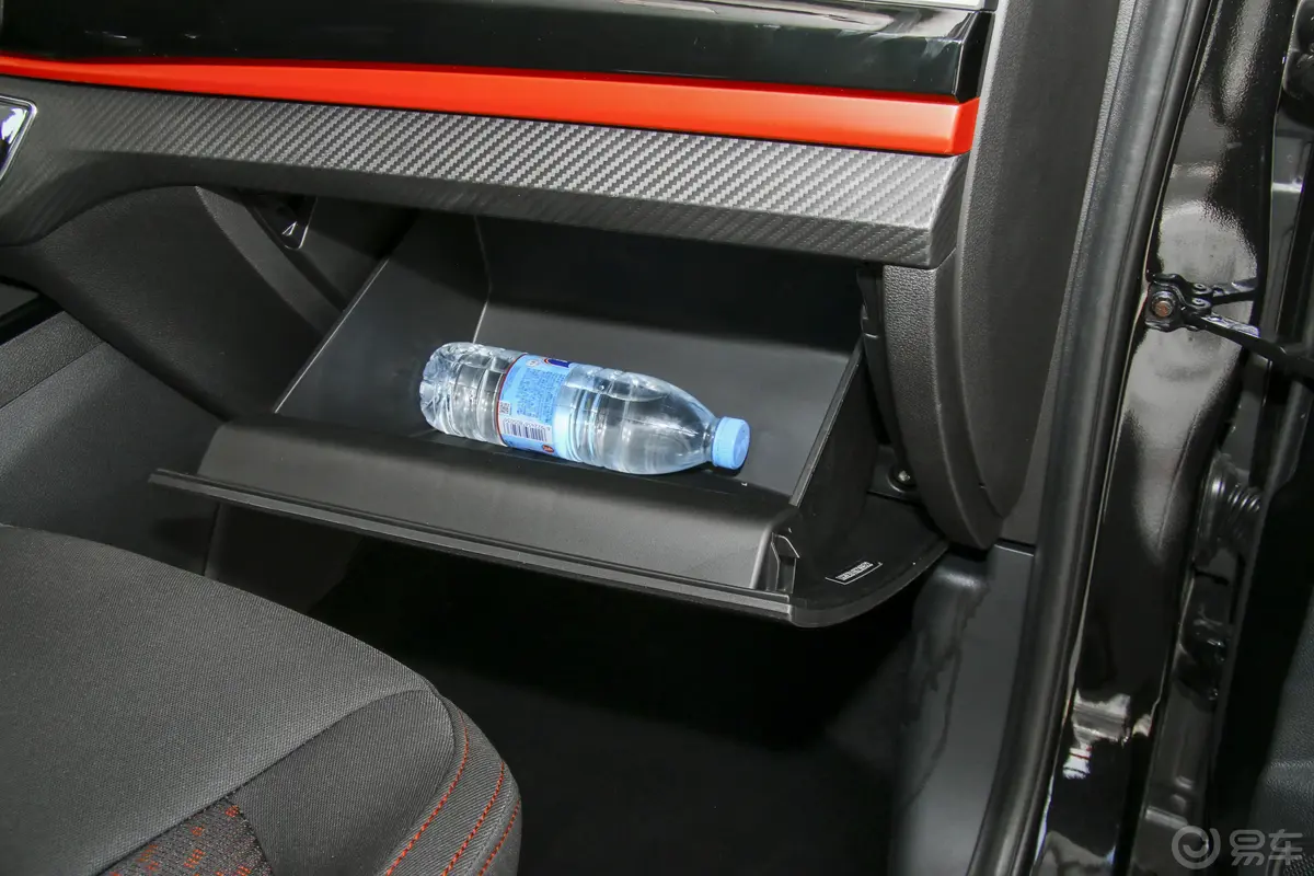 风行SX61.5T 手动 舒适版 国V手套箱空间水瓶横置