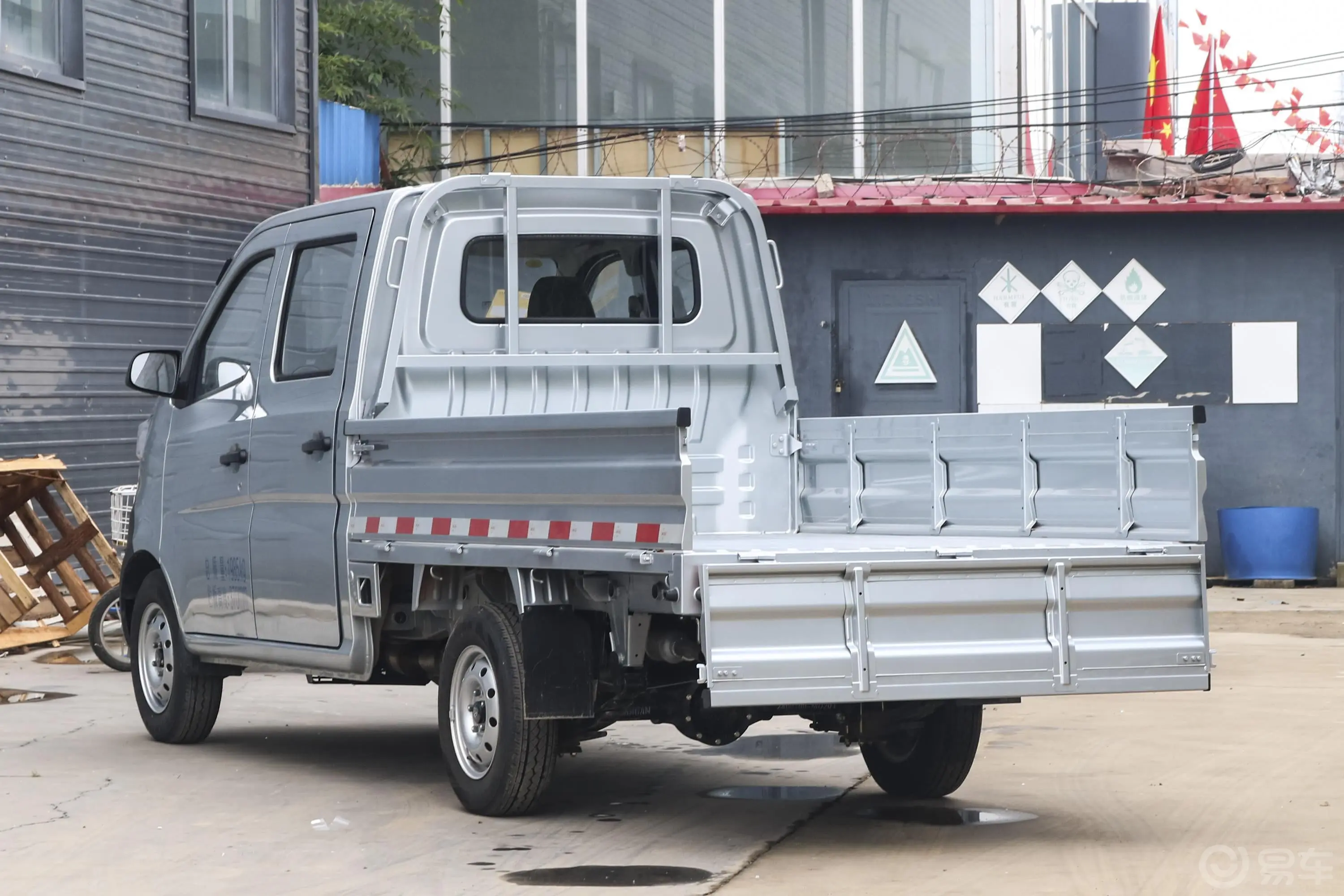 长安星卡1.5L 双排 货车基本版后备厢开启45度侧拍
