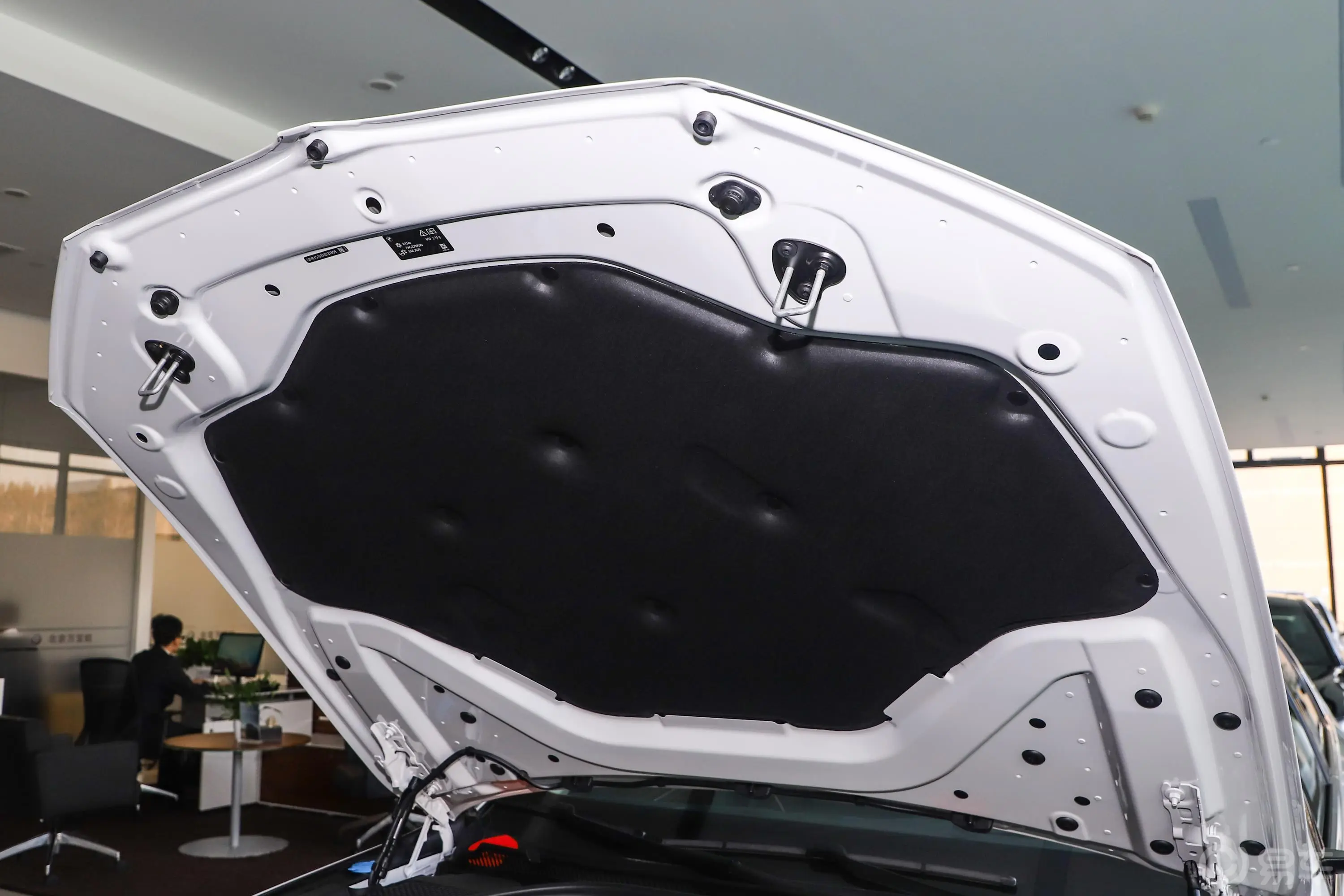 宝马5系530Li 尊享型 豪华套装发动机舱盖内侧