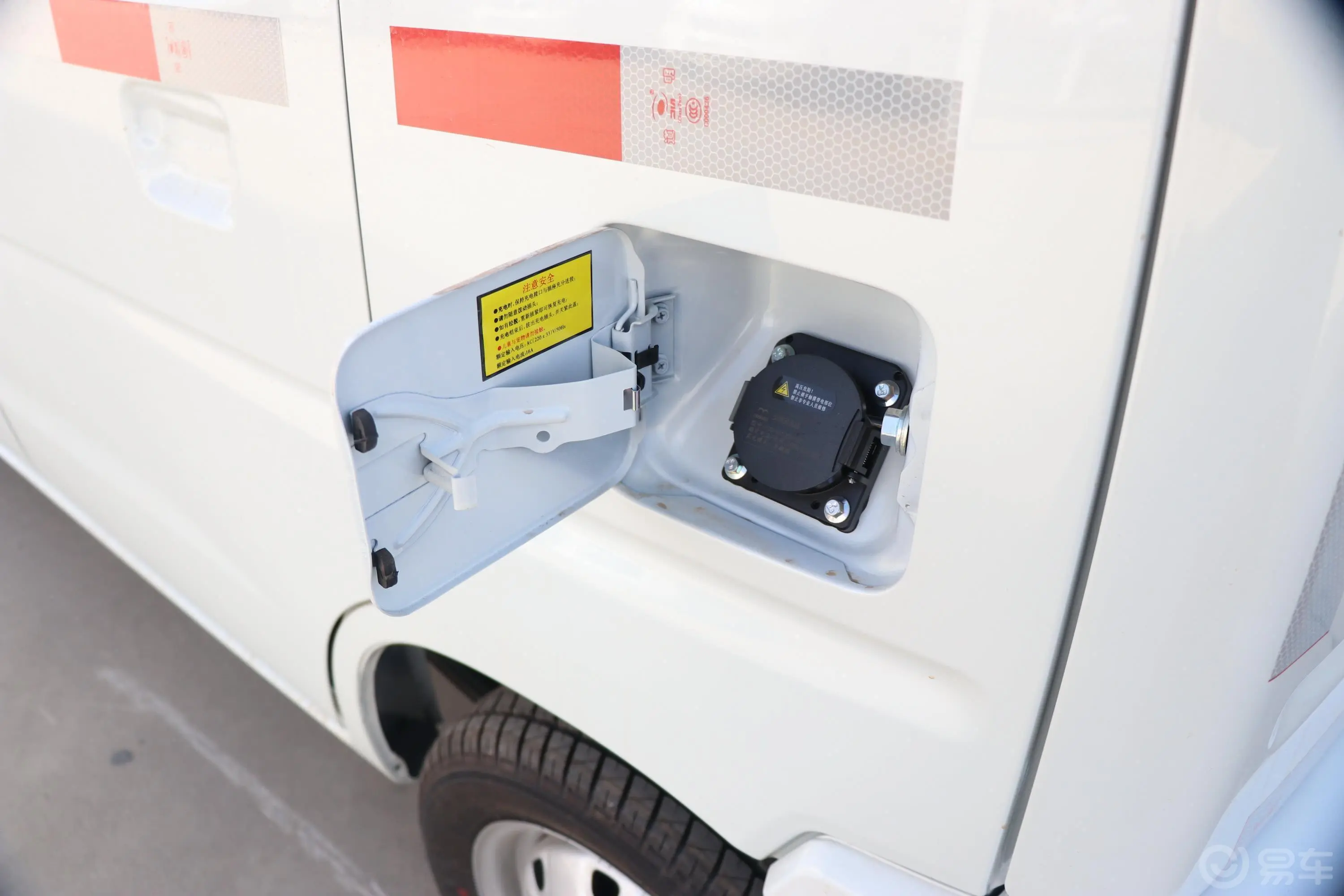北汽EV210度版 1.8kW车载充电机+电动空调 2座油箱盖