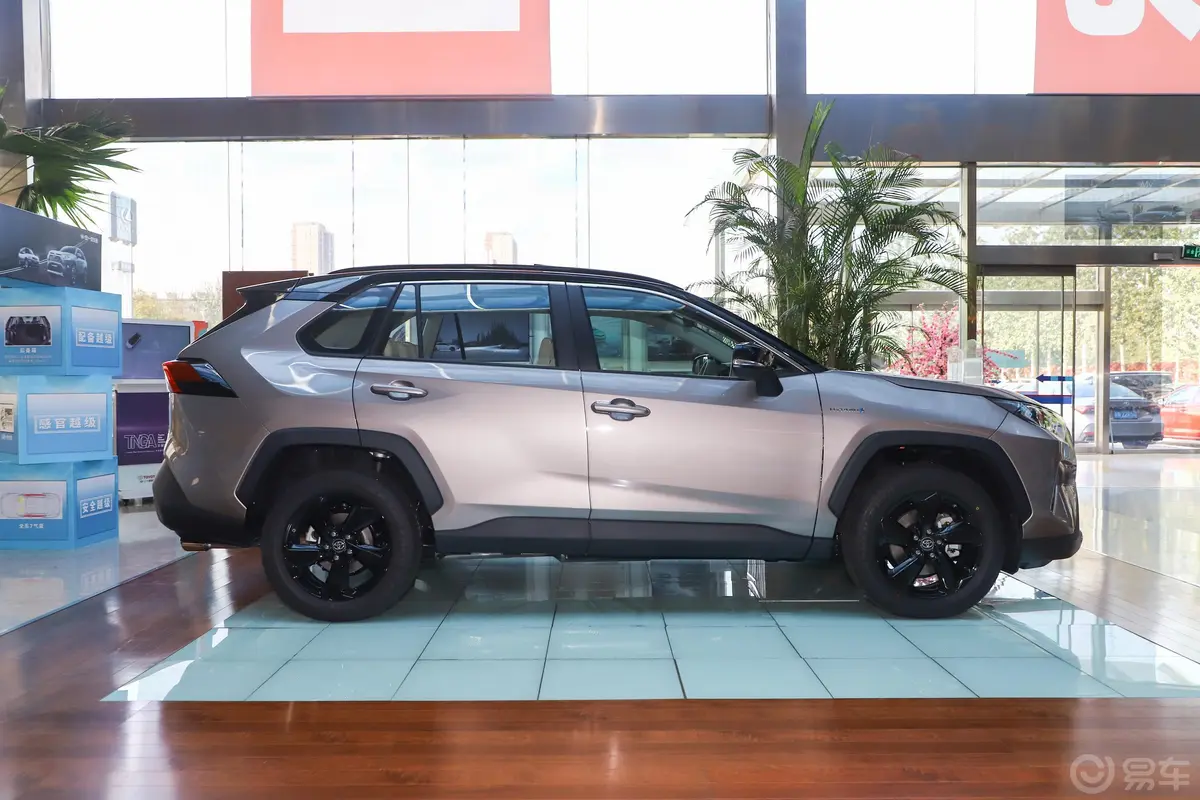 RAV4荣放双擎 2.5L E-CVT 四驱 旗舰版正侧车头向右水平