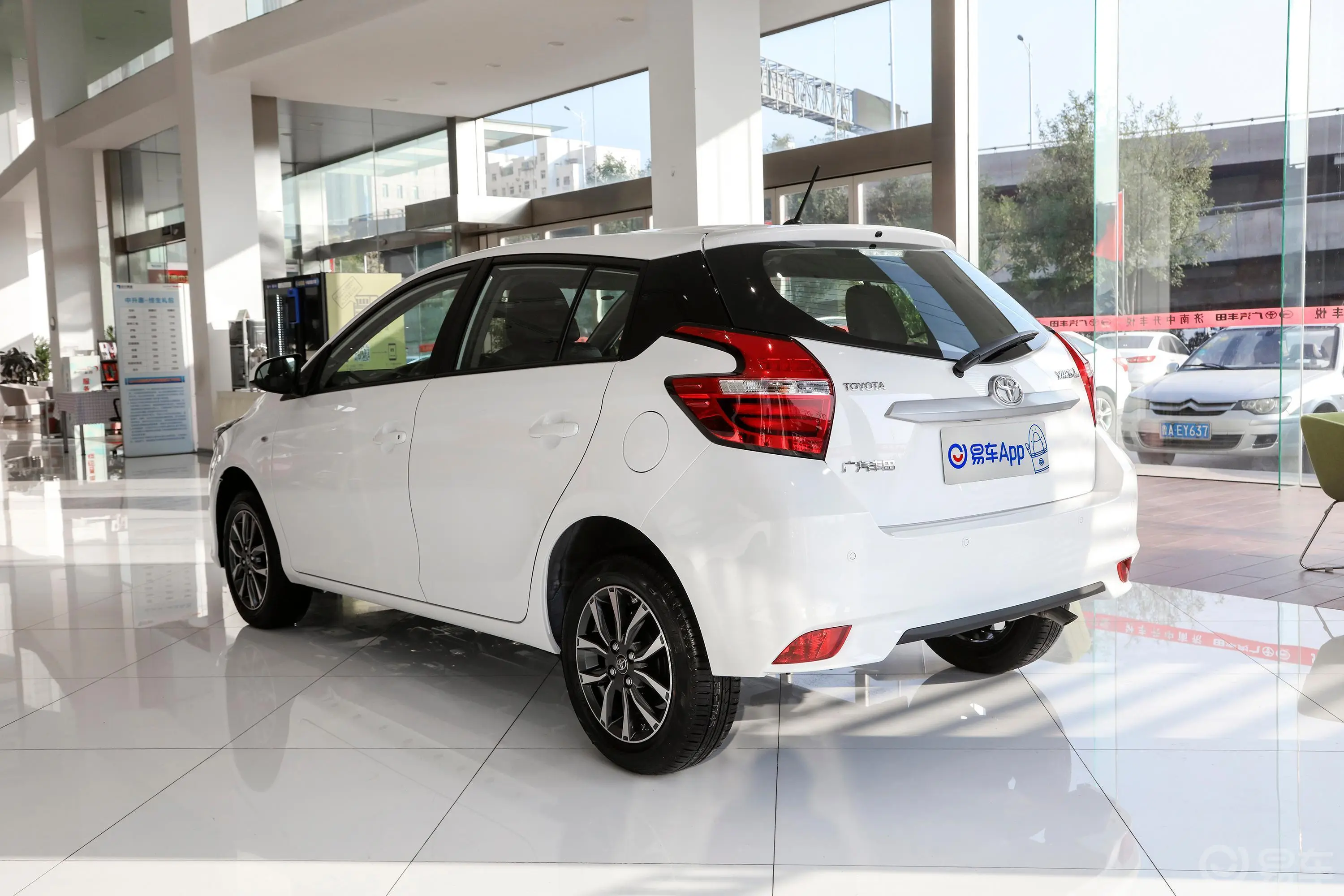 YARiS L 致炫1.5L CVT 豪华版侧后45度车头向左水平