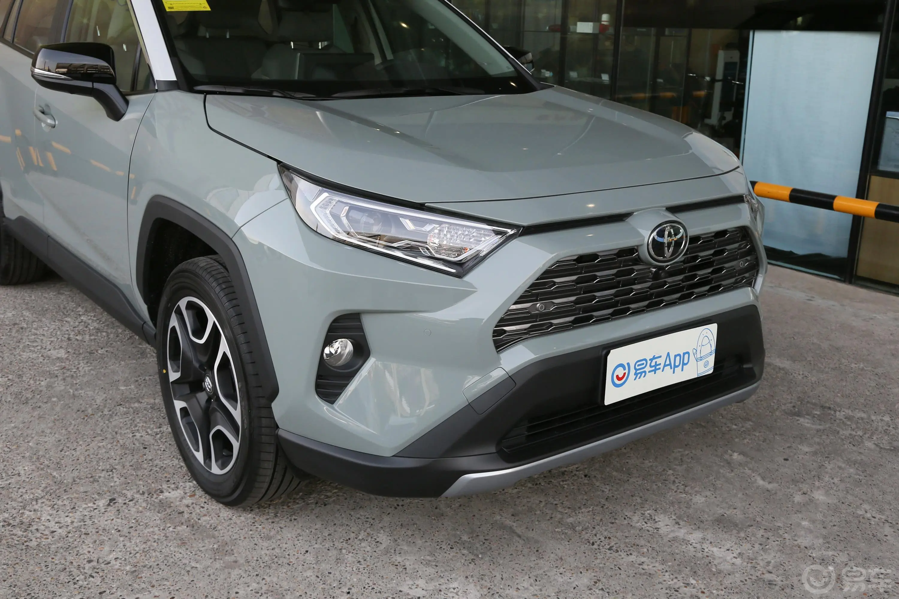 RAV4荣放2.0L CVT 四驱 尊贵版前格栅侧俯拍