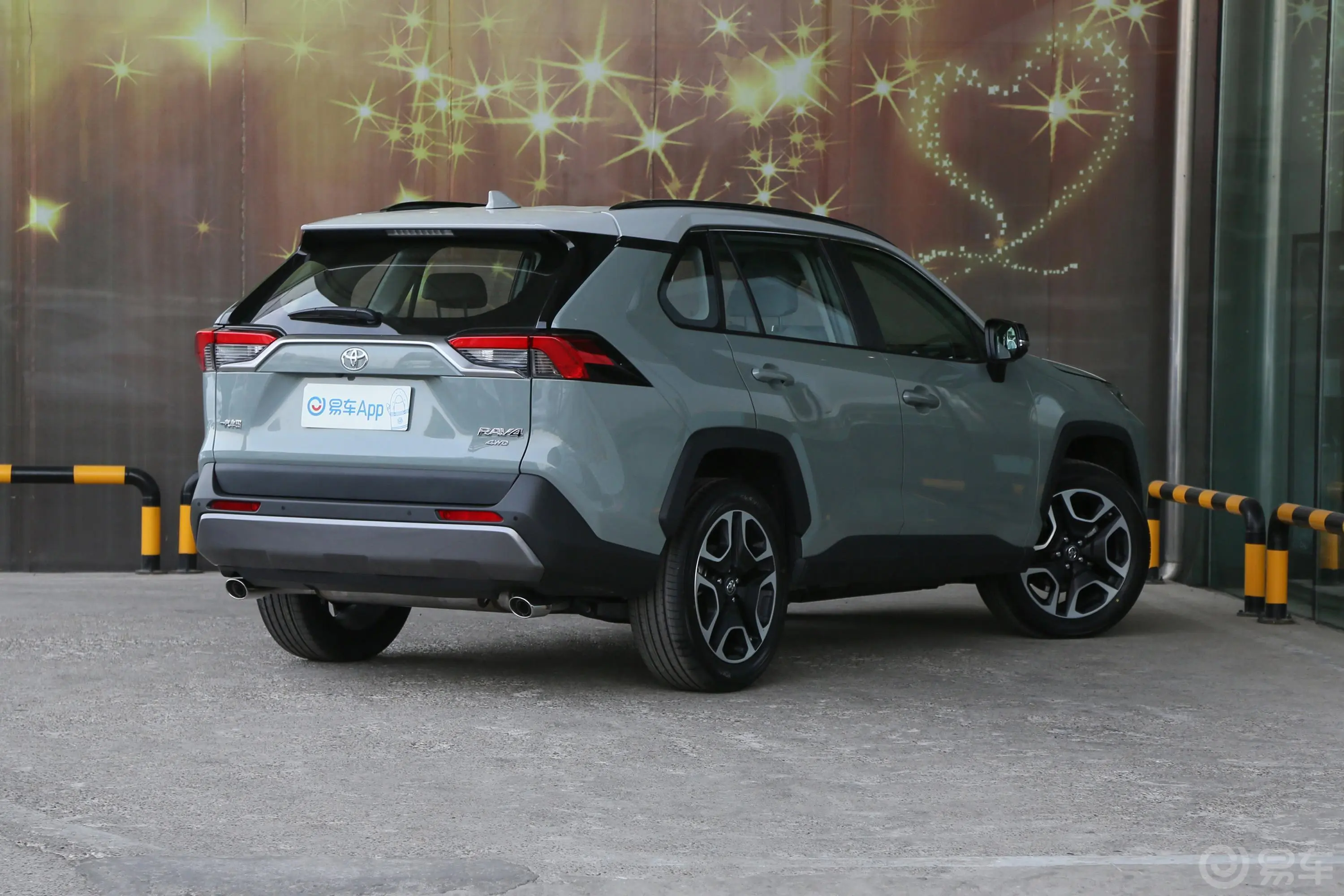 RAV4荣放2.0L CVT 四驱 尊贵版侧后45度车头向右水平