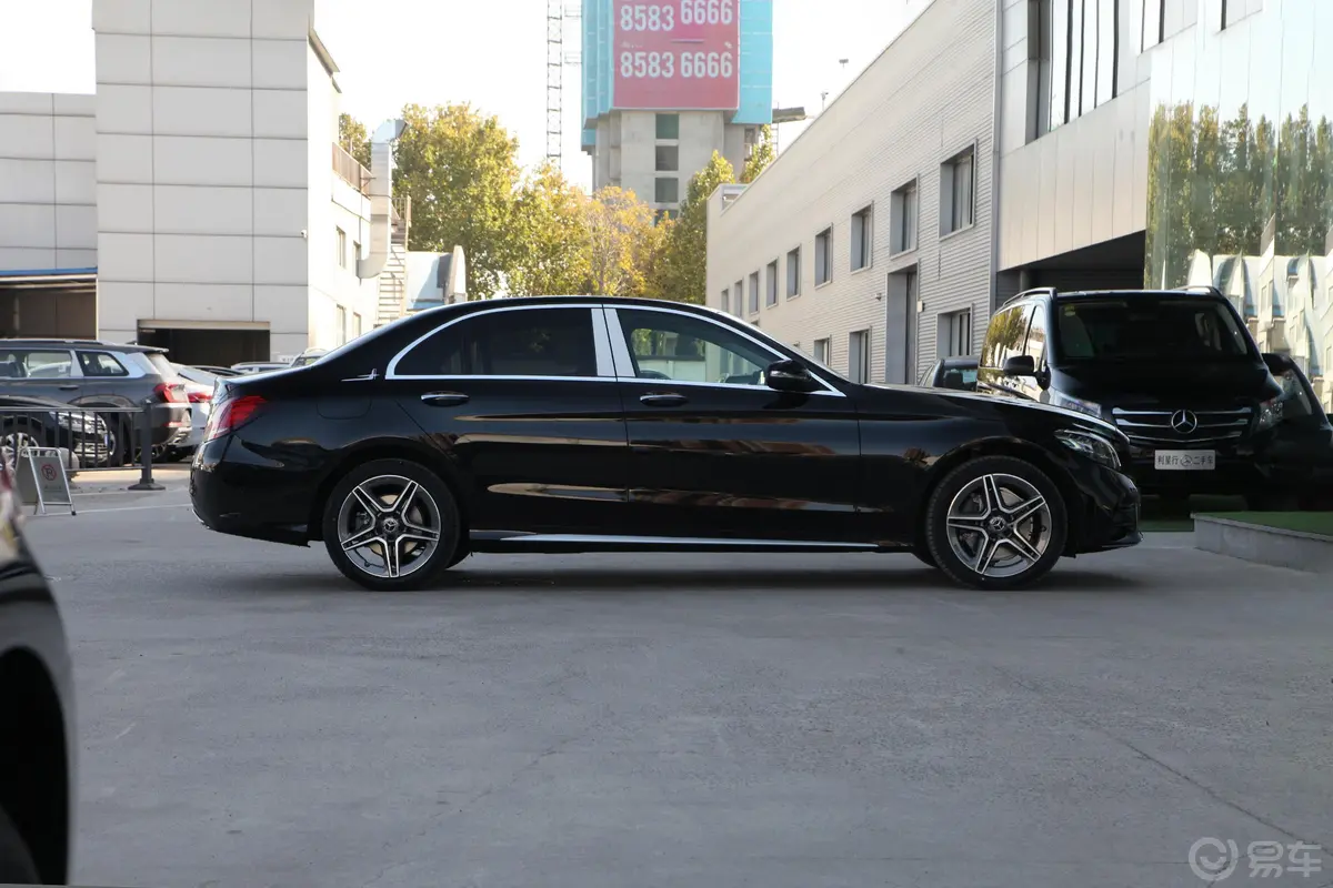 奔驰C级C 260 L 4MATIC 运动版正侧车头向右水平