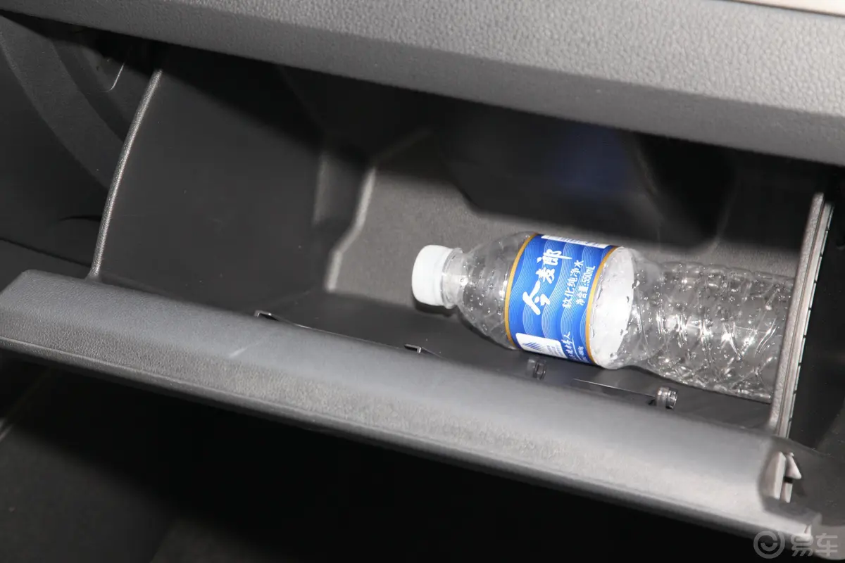 桑塔纳浩纳 1.5L 手动 风尚版 国VI手套箱空间水瓶横置