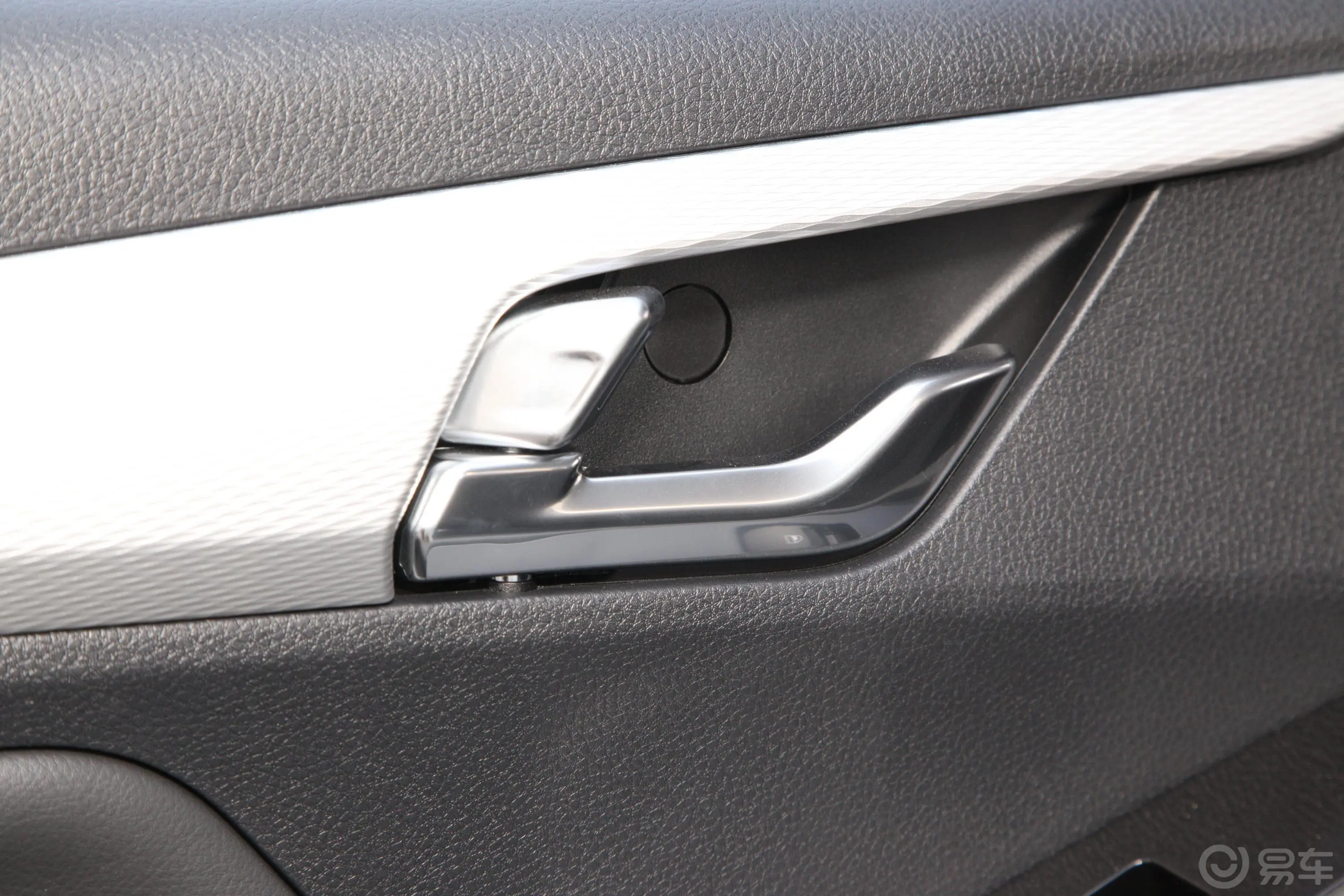 瑞迈S标轴版 2.5T 手动 两驱 领航版 柴油 国VI后排功能