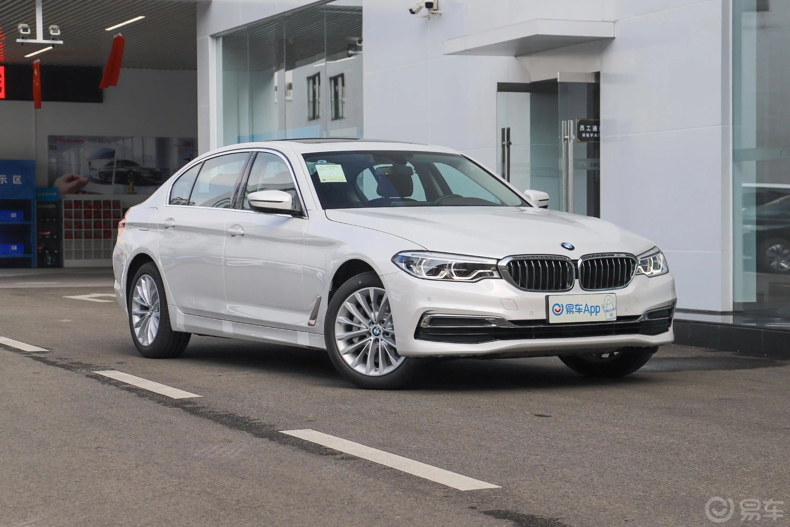 宝马5系改款 530Li xDrive 豪华套装侧前45度车头向右水平