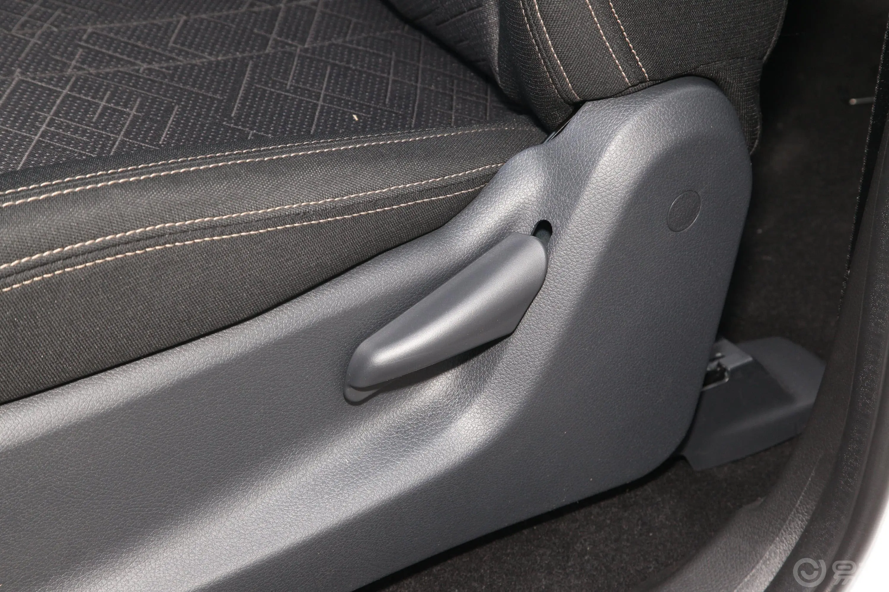 瑞迈S标轴版 2.5T 手动 两驱 领航版 柴油 国VI主驾座椅调节