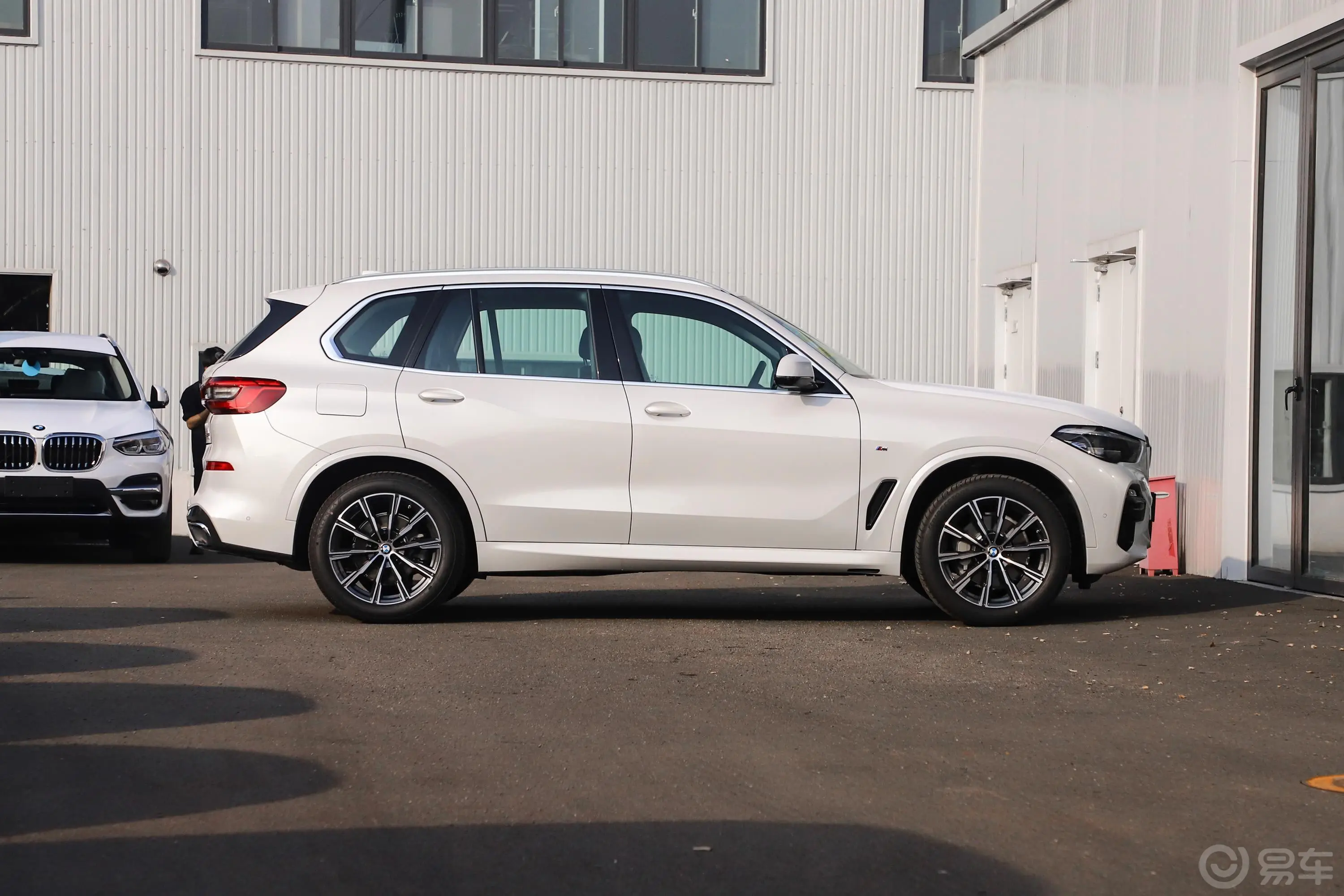 宝马X5(进口)xDrive30i M运动套装正侧车头向右水平