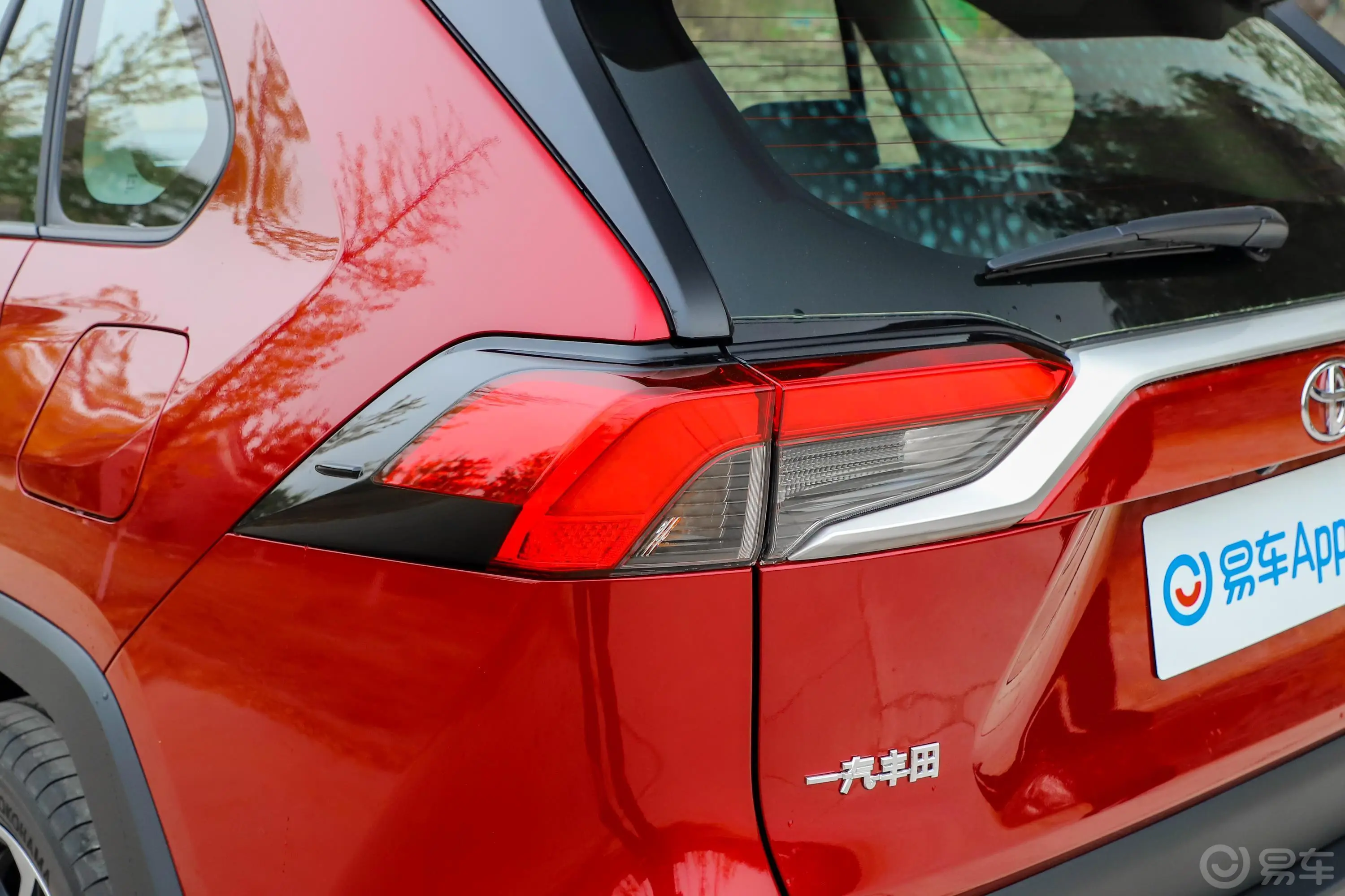 RAV4荣放2.0L CVT 两驱 尊贵版尾灯侧45度俯拍