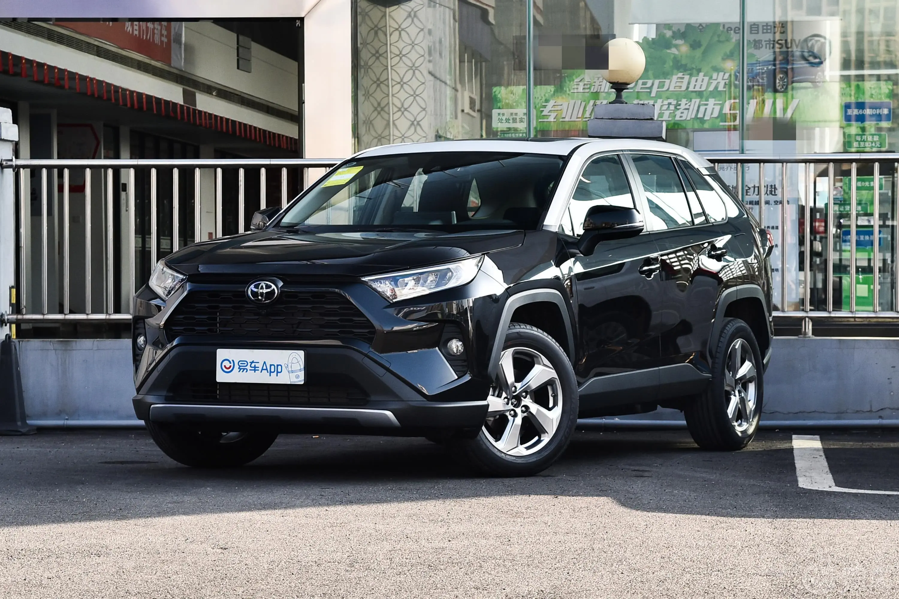 RAV4荣放2.0L CVT 四驱 风尚版侧前45度车头向左水平