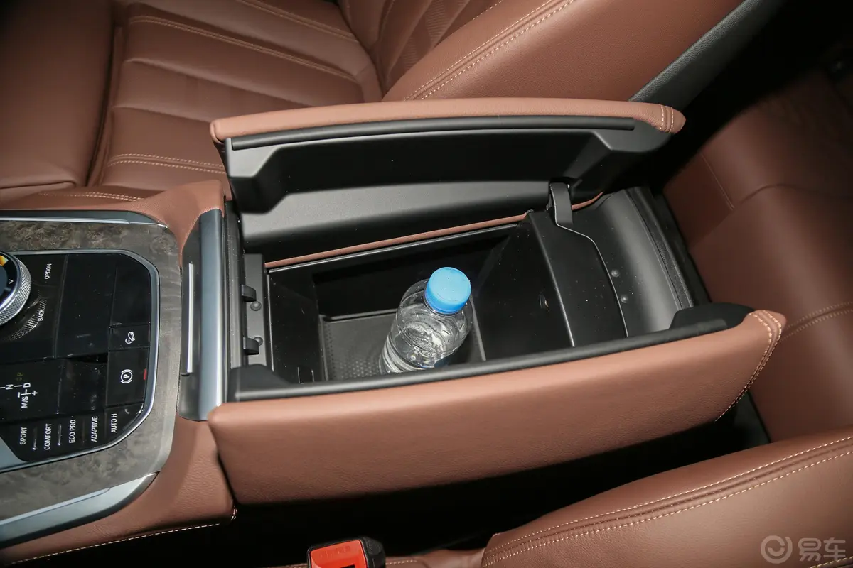 宝马X5(进口)xDrive30i X设计套装前排扶手箱储物格