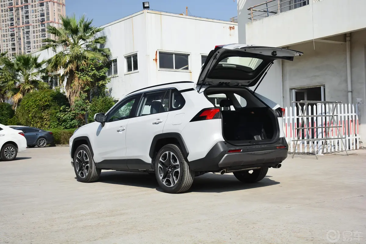 RAV4荣放2.0L CVT 四驱 尊贵版后备厢开启45度侧拍