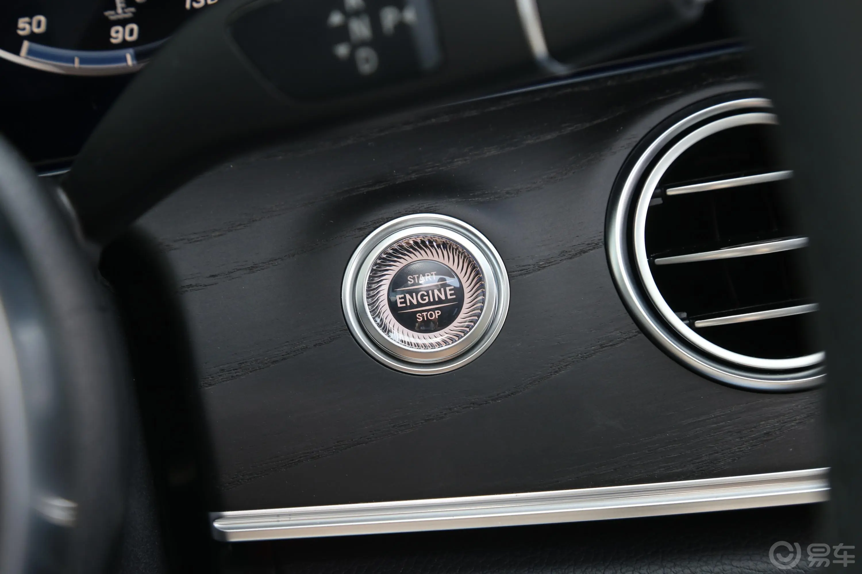 奔驰E级E 300 L 时尚型 运动轿车钥匙孔或一键启动按键