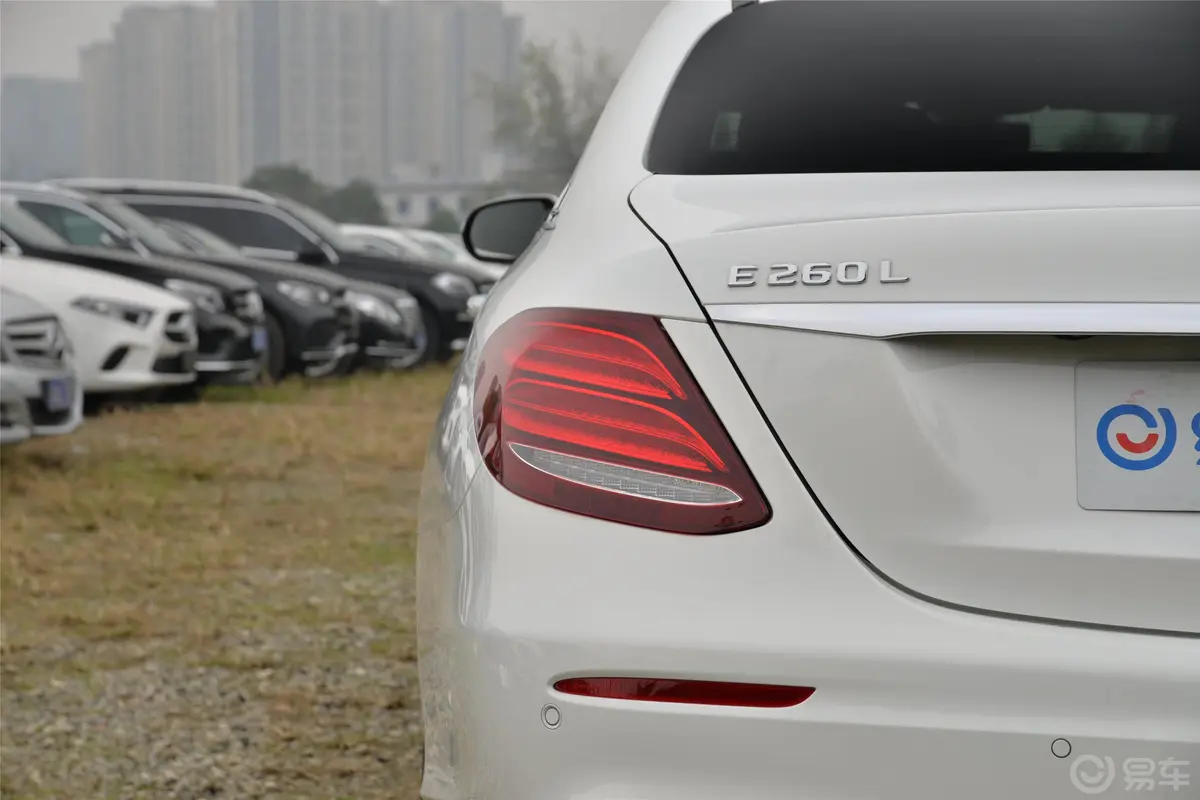 奔驰E级E 260 L 4MATIC 运动轿车外观