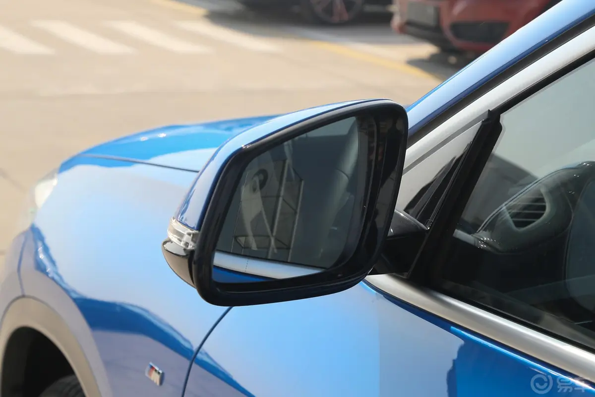 宝马X2sDrive25i 领先型M越野套装后视镜镜面