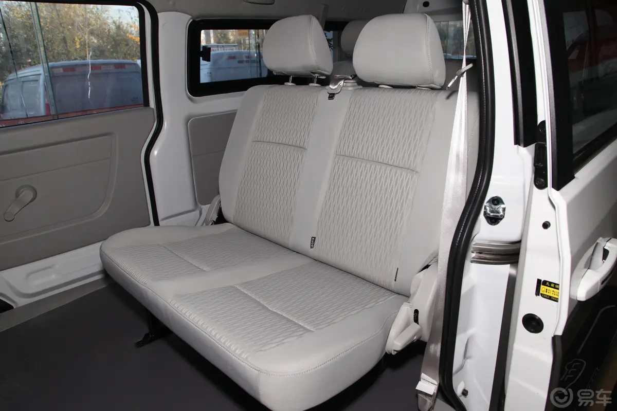 新海狮S客车 1.6L 手动 财富版 7座 国VI后排座椅