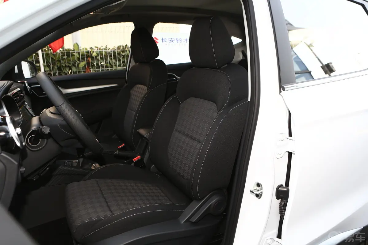 名爵ZS全球百万畅销款 1.5L 手动65寸巨幕天窗版驾驶员座椅