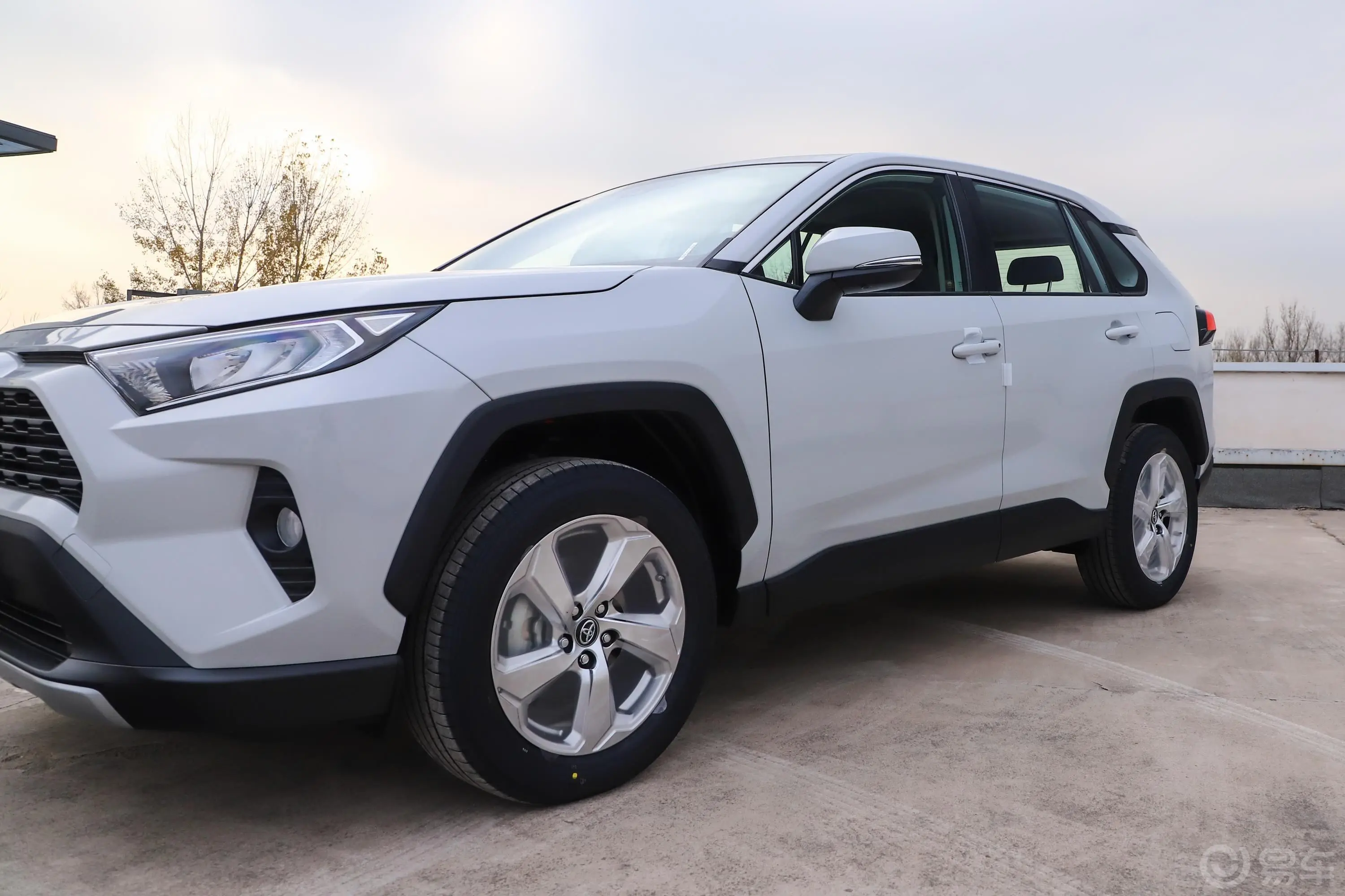 RAV4荣放2.0L CVT 两驱 风尚版外观