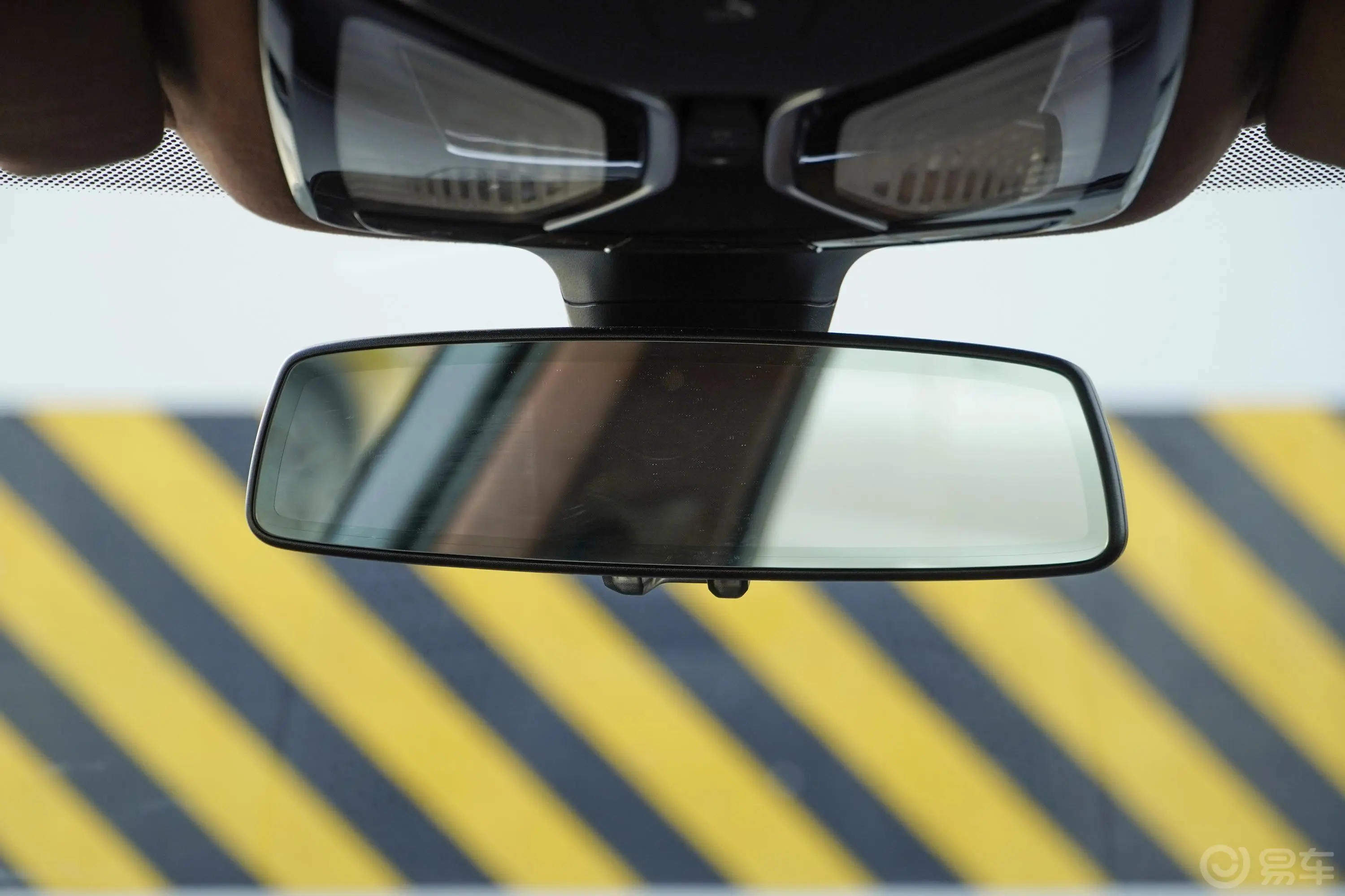 宝马7系750Li xDrive V8 M运动套装内后视镜