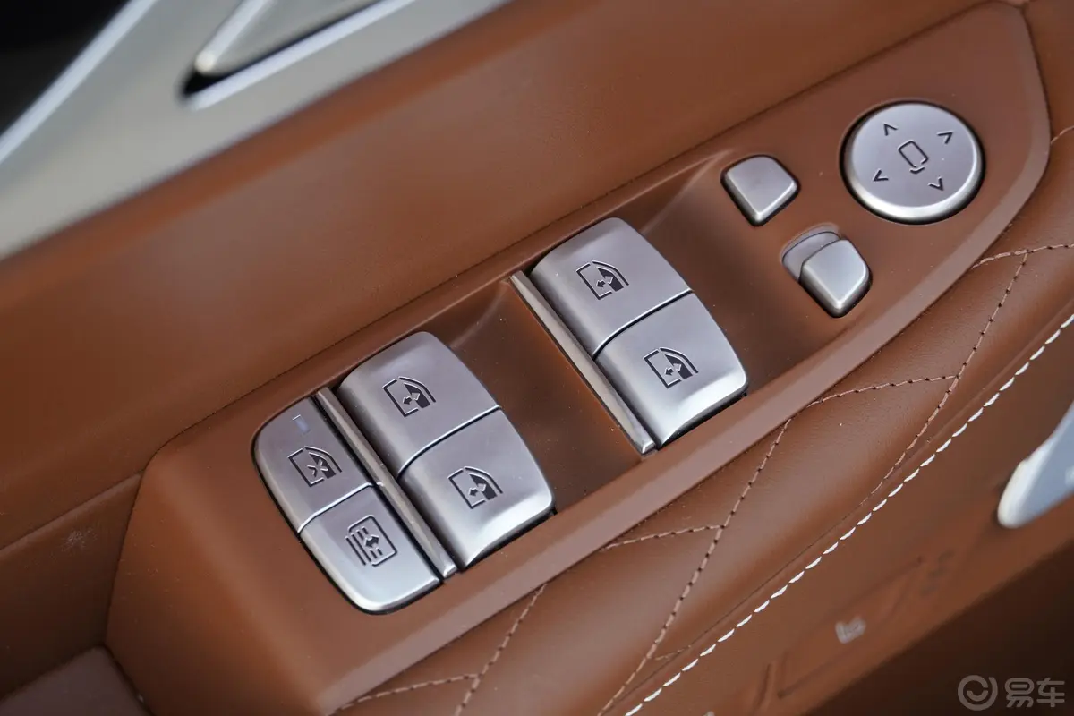 宝马7系750Li xDrive V8 M运动套装车窗调节整体