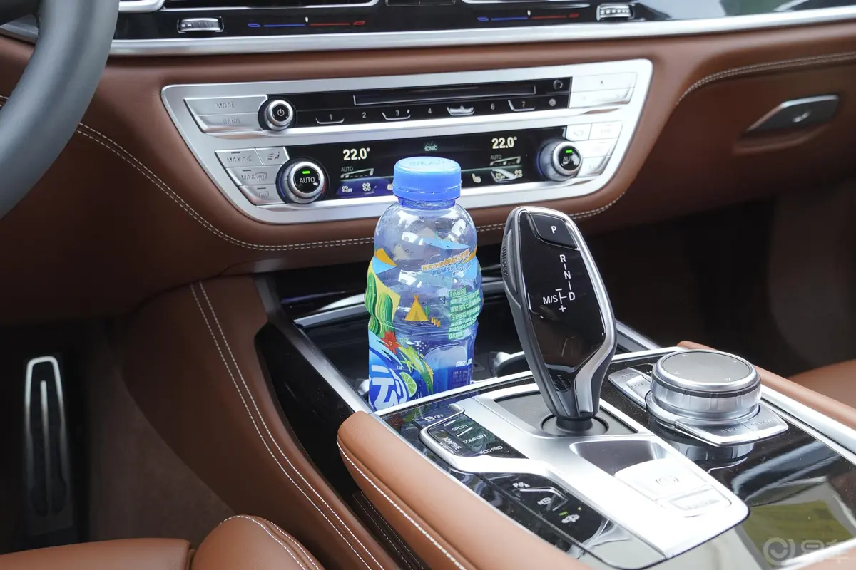 宝马7系750Li xDrive V8 M运动套装前排杯架