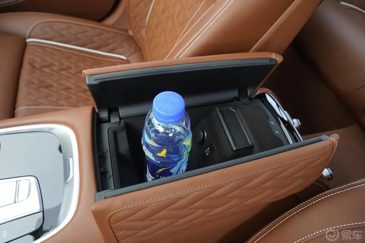 宝马7系750Li xDrive V8 M运动套装前排扶手箱储物格