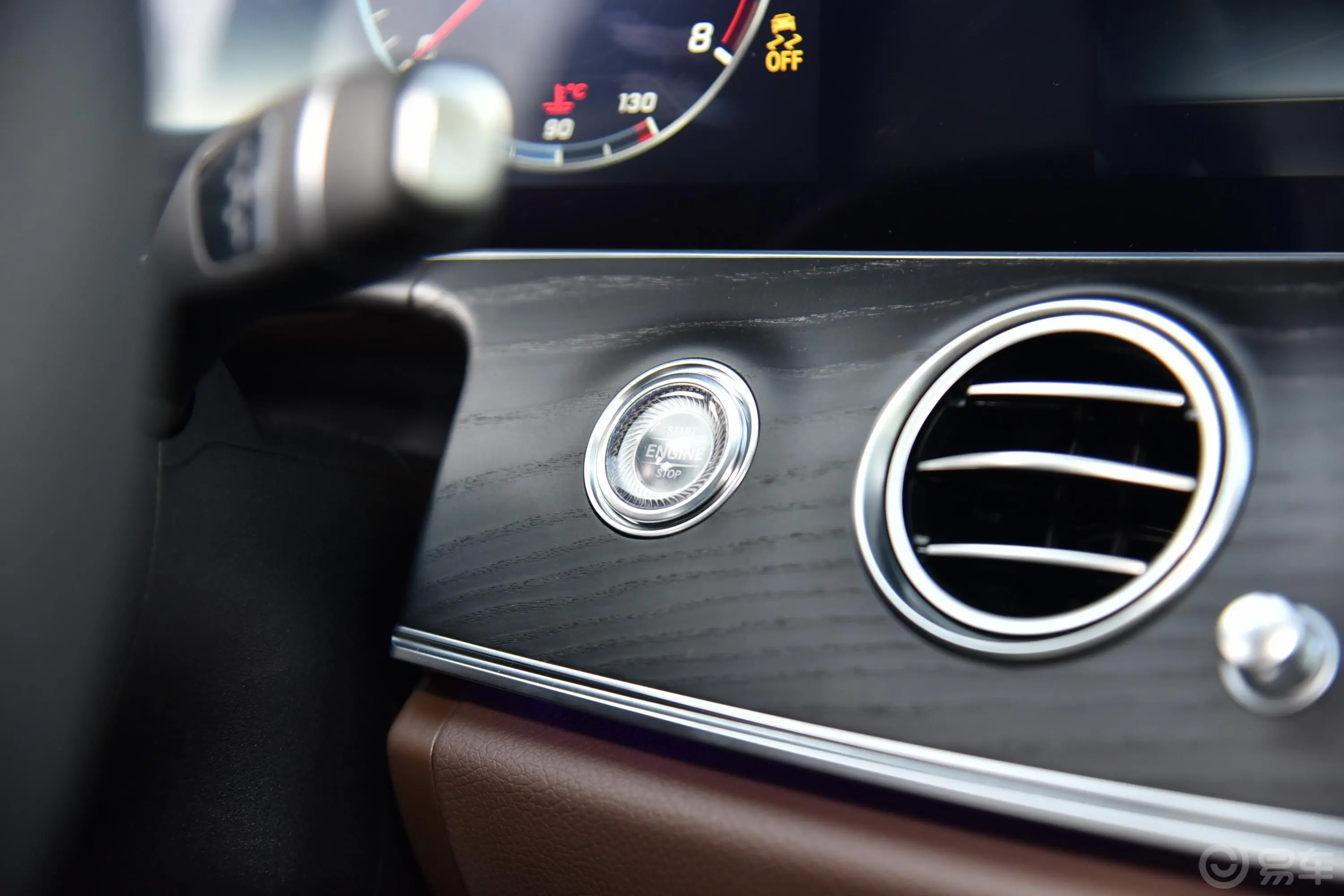 奔驰E级E 300 L 豪华型 运动轿车钥匙孔或一键启动按键