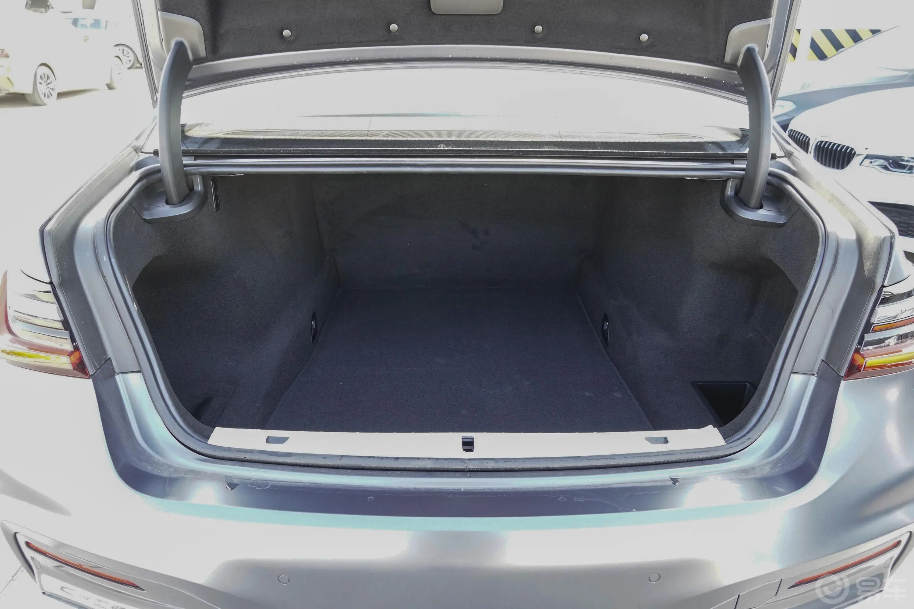宝马7系750Li xDrive V8 M运动套装后备厢空间特写