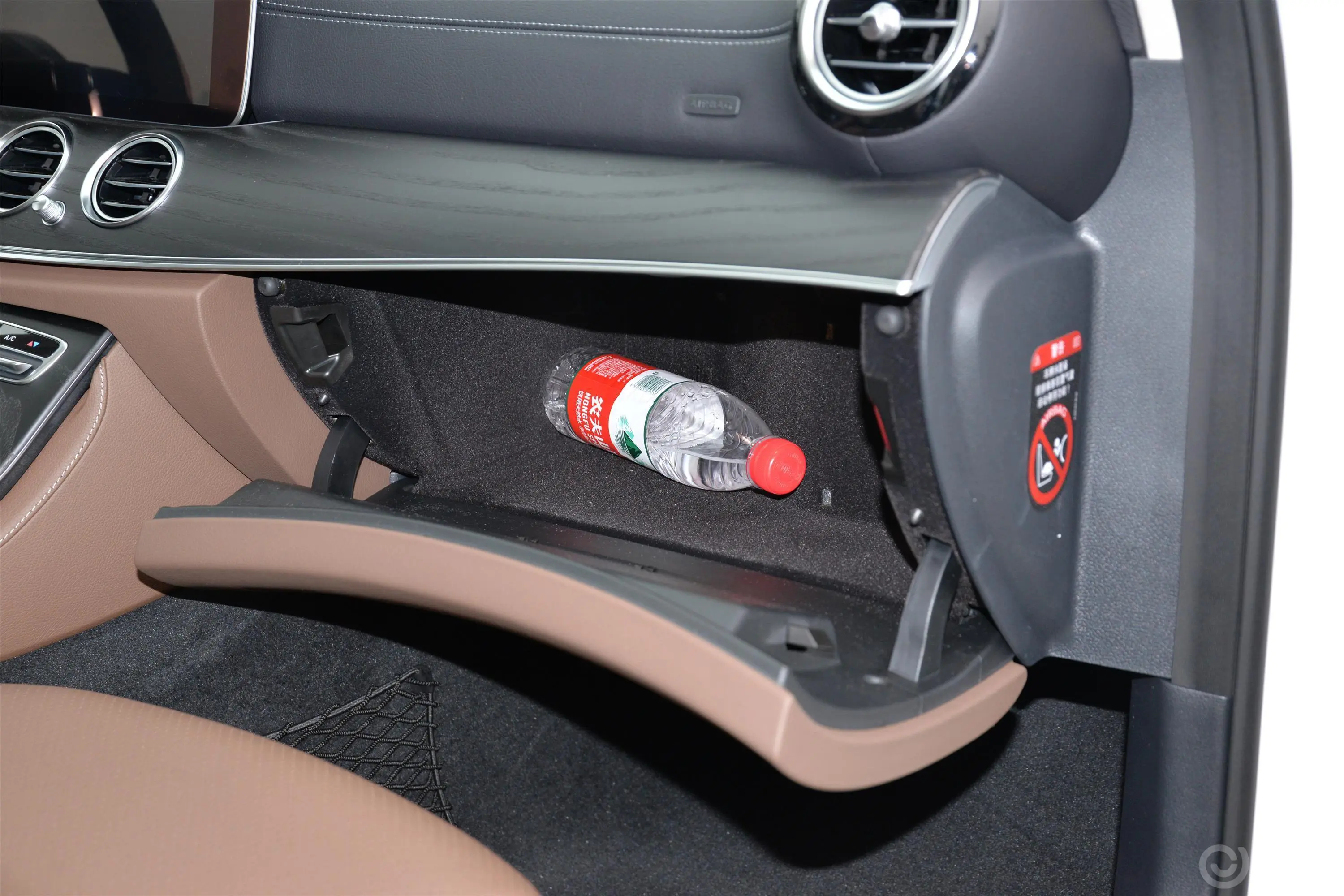 奔驰E级E 300 L 豪华型 运动轿车手套箱空间水瓶横置