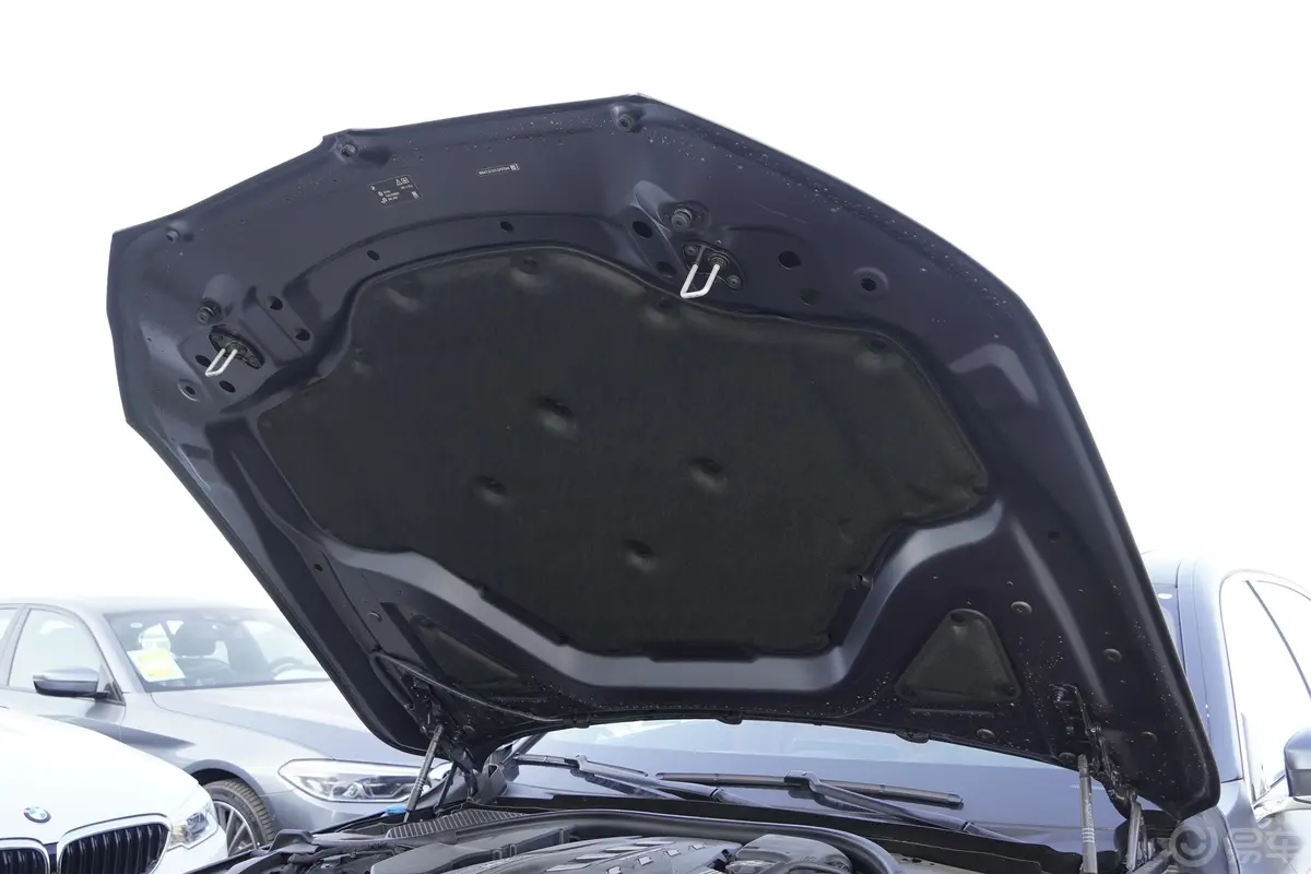 宝马7系750Li xDrive V8 M运动套装发动机舱盖内侧
