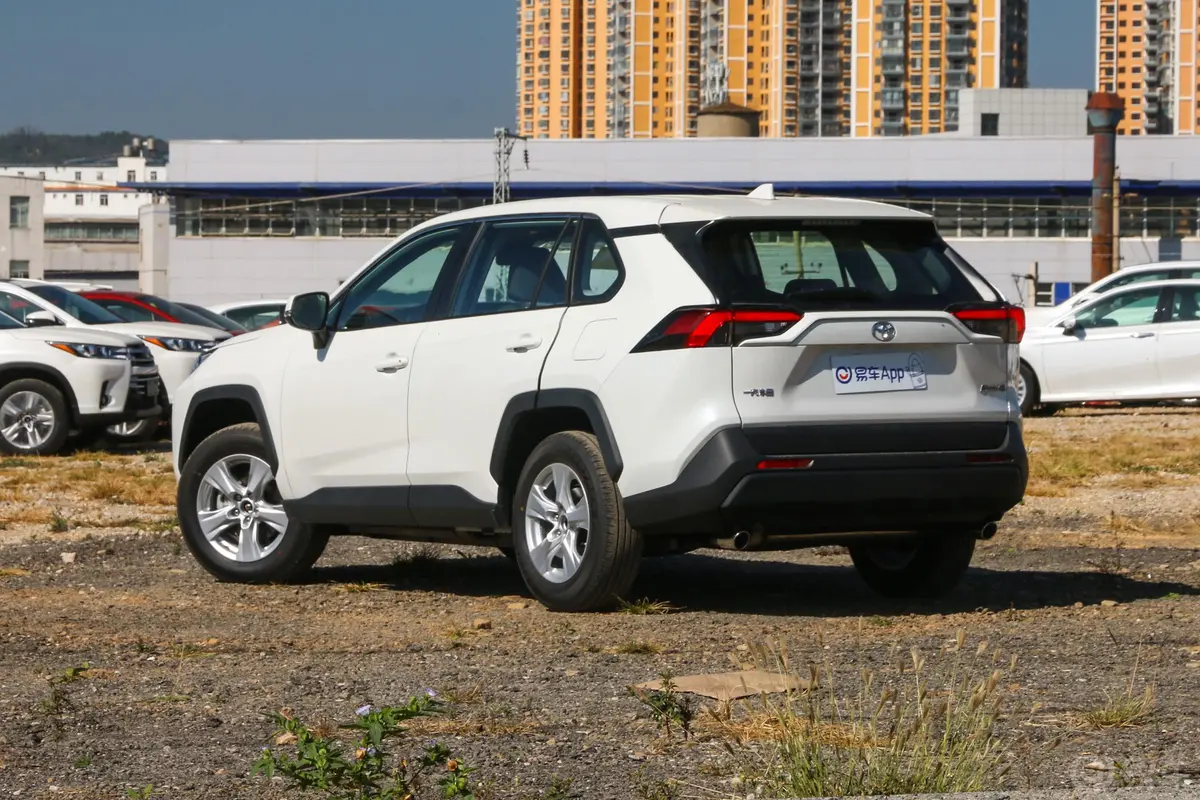 RAV4荣放2.0L CVT 两驱 都市版侧后45度车头向左水平