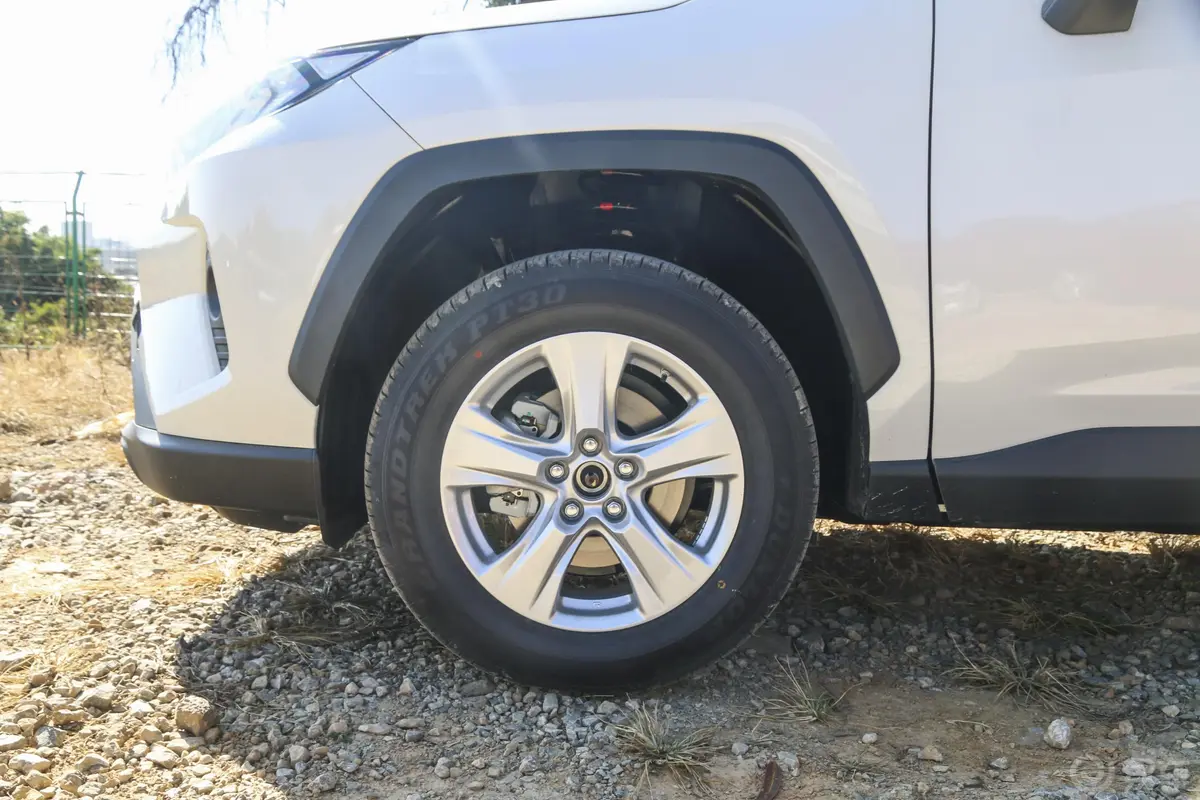 RAV4荣放2.0L CVT 两驱 都市版前轮毂造型