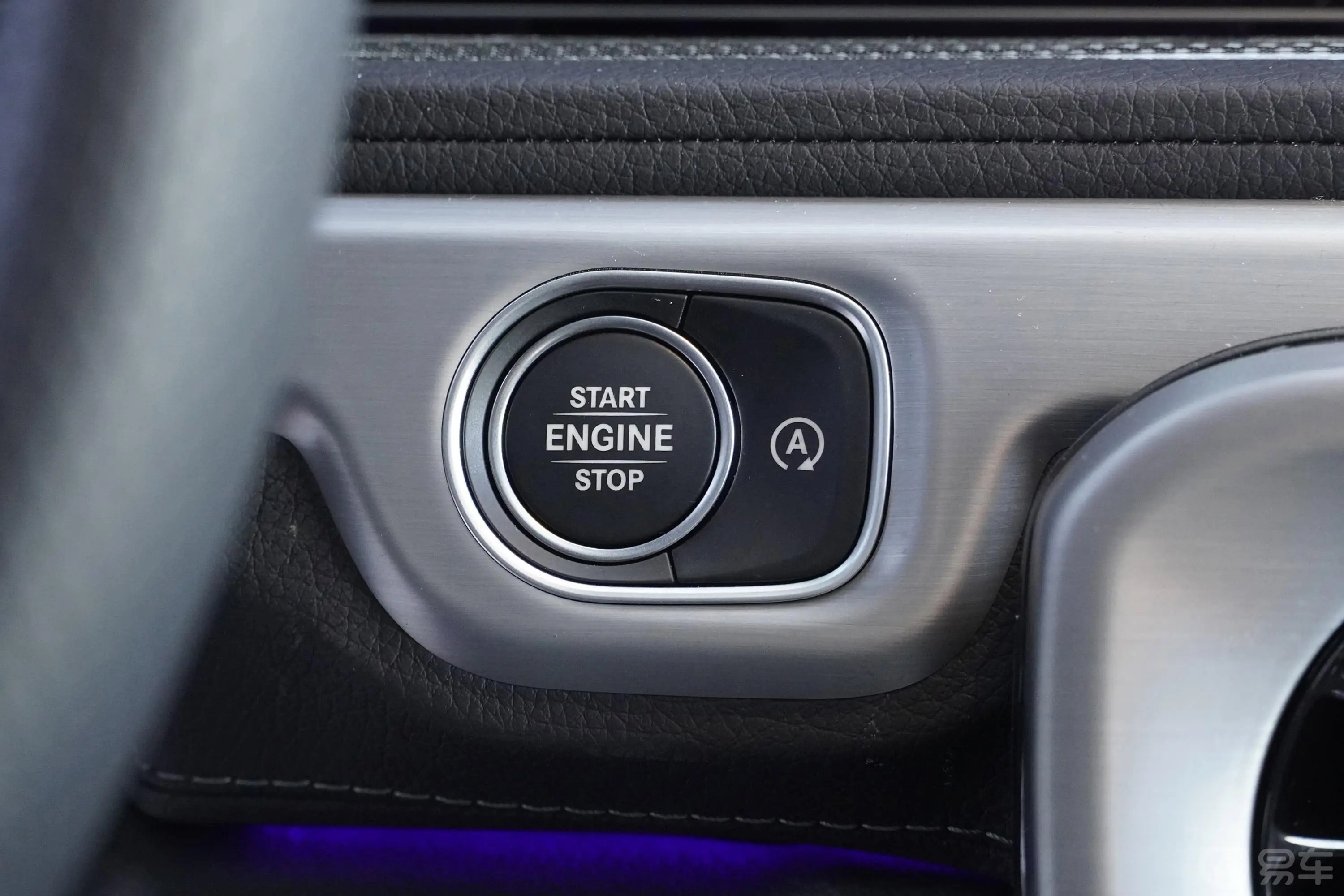 奔驰G级改款 G500钥匙孔或一键启动按键