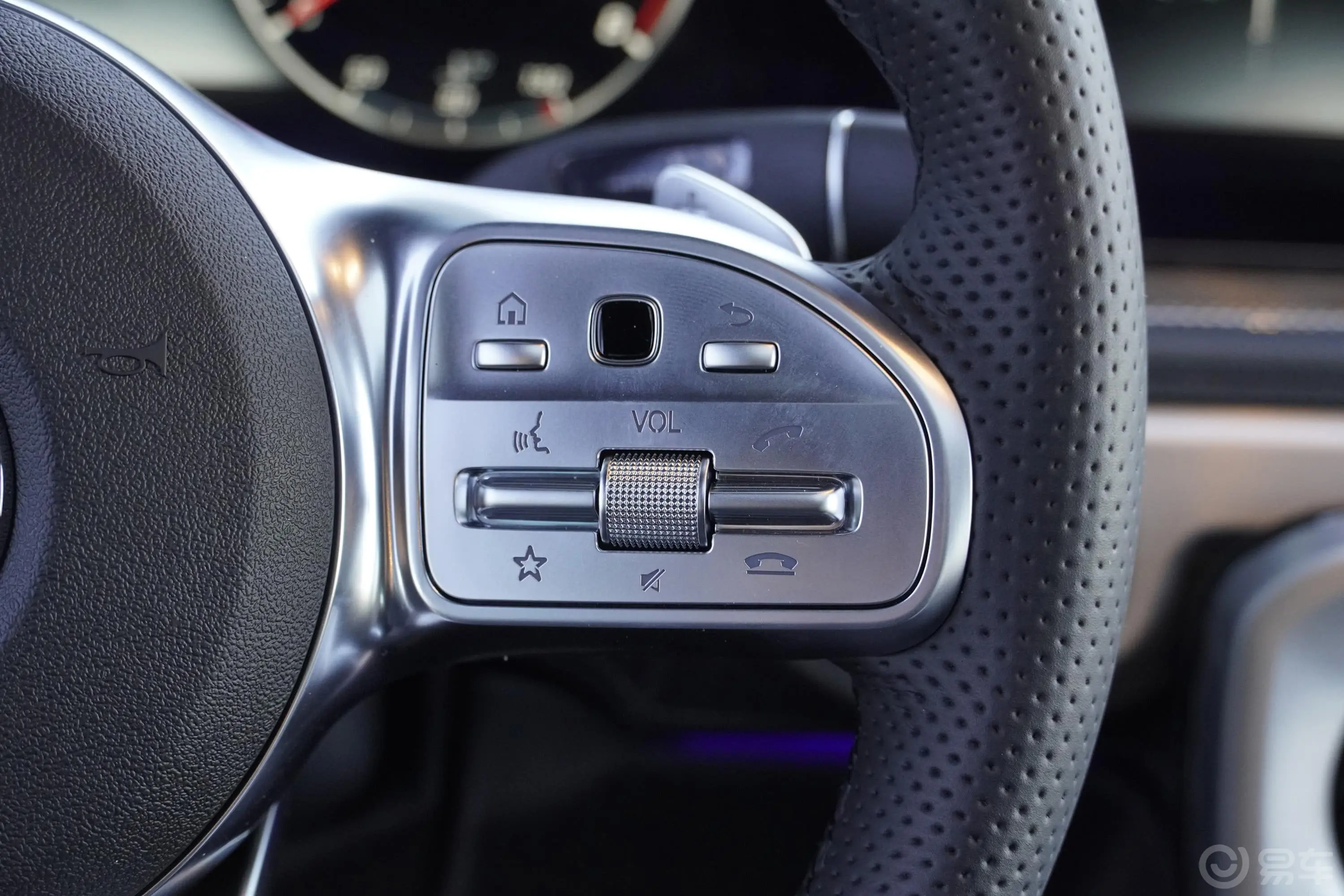 奔驰G级改款 G500右侧方向盘功能按键