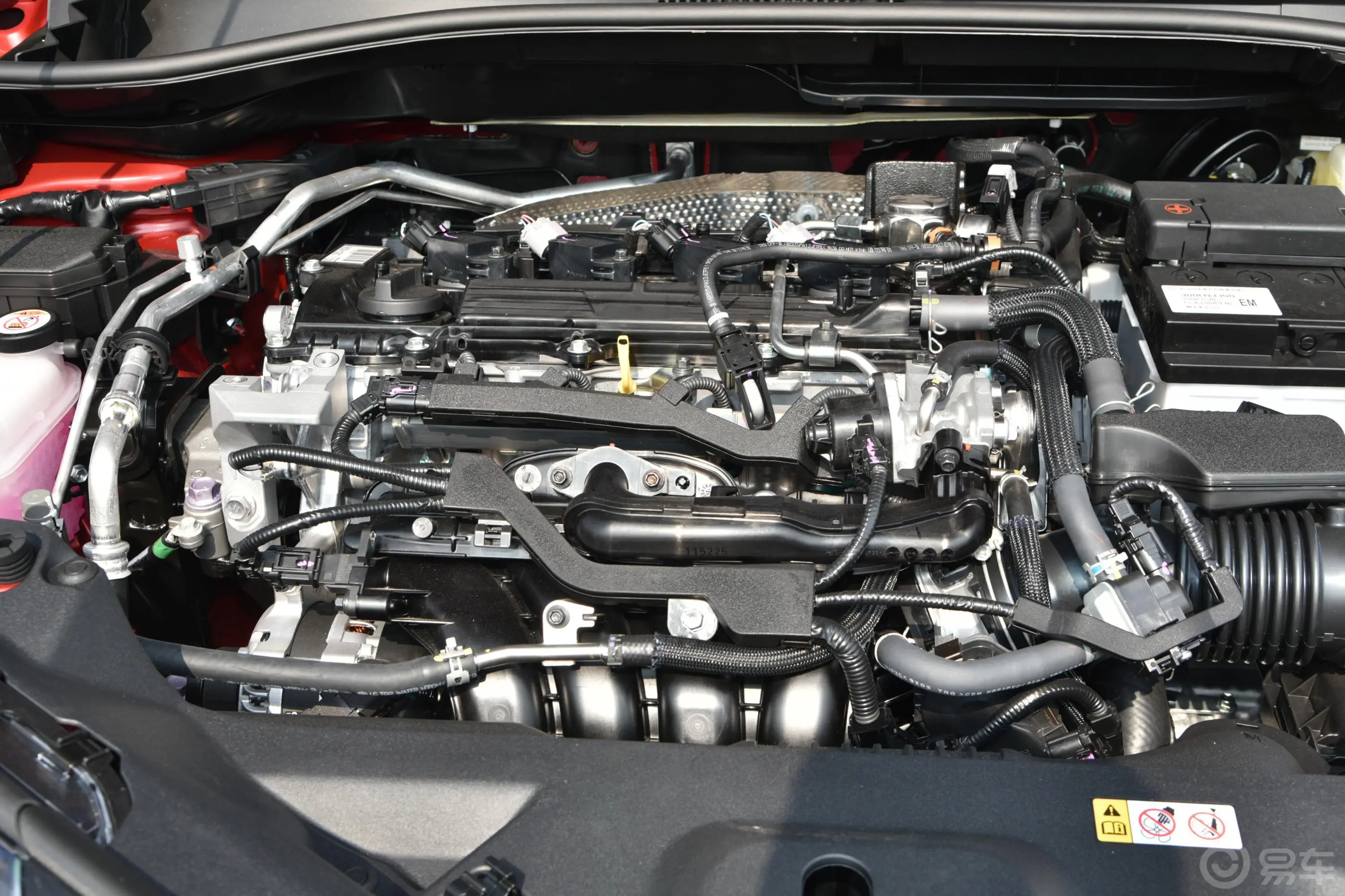 丰田C-HR2.0L CVT 豪华版发动机舱整体