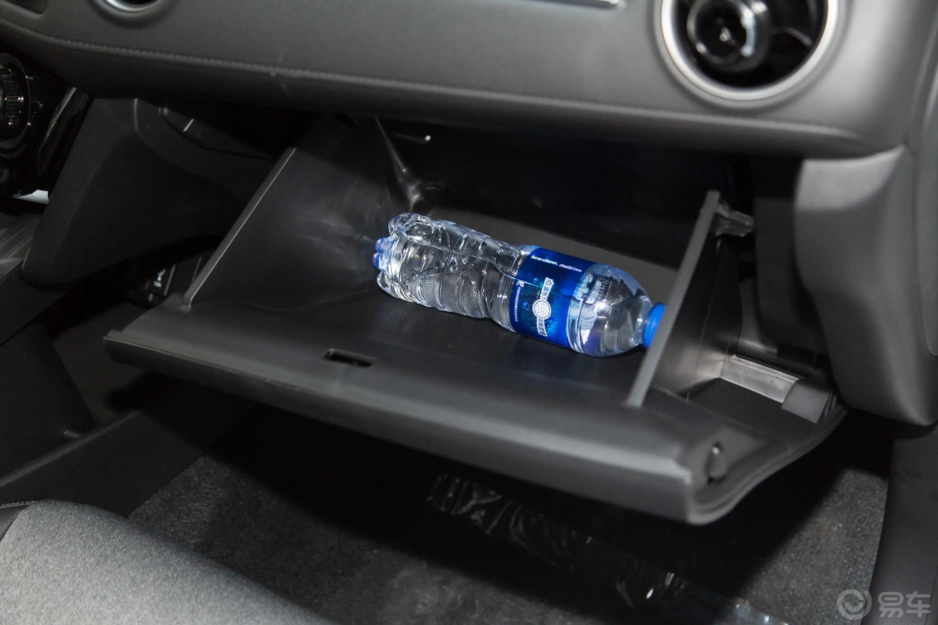 本田XR-V1.5L CVT 舒适版 国V手套箱空间水瓶横置