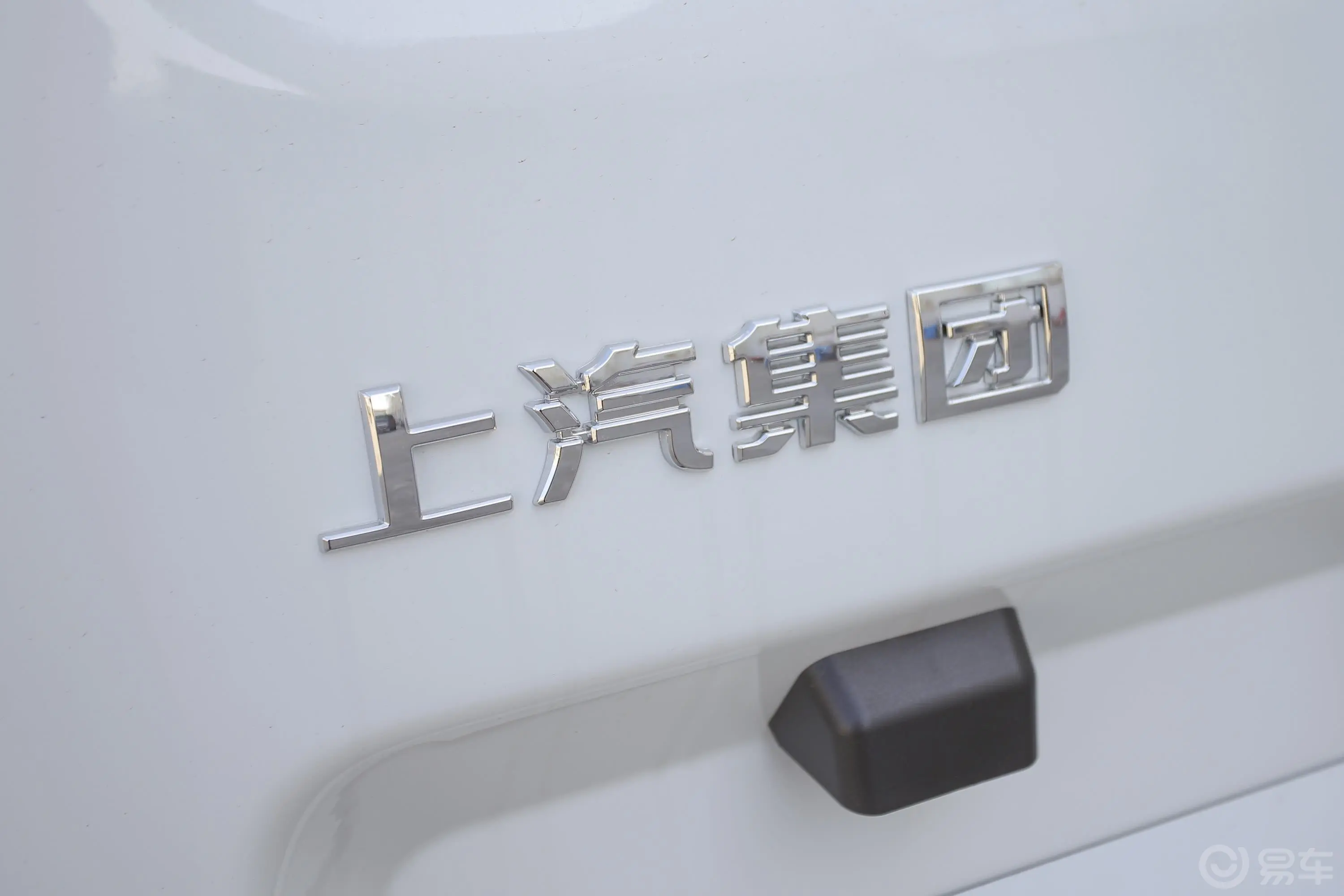 新途V80VAN 2.5T 手动 短轴中顶 2/3座外观