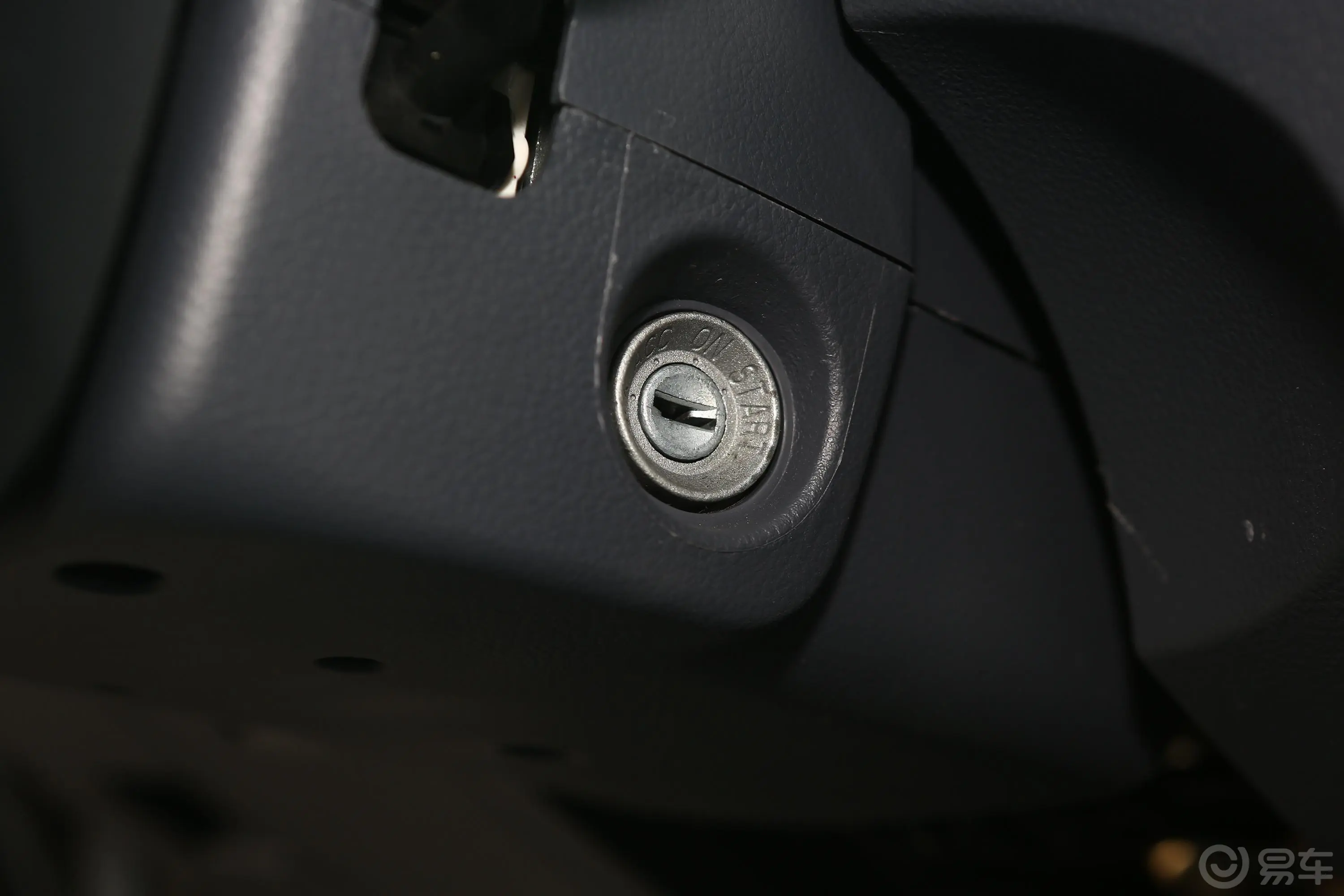金杯小海狮X301.5L 客车标准型 7座 国VI钥匙孔或一键启动按键
