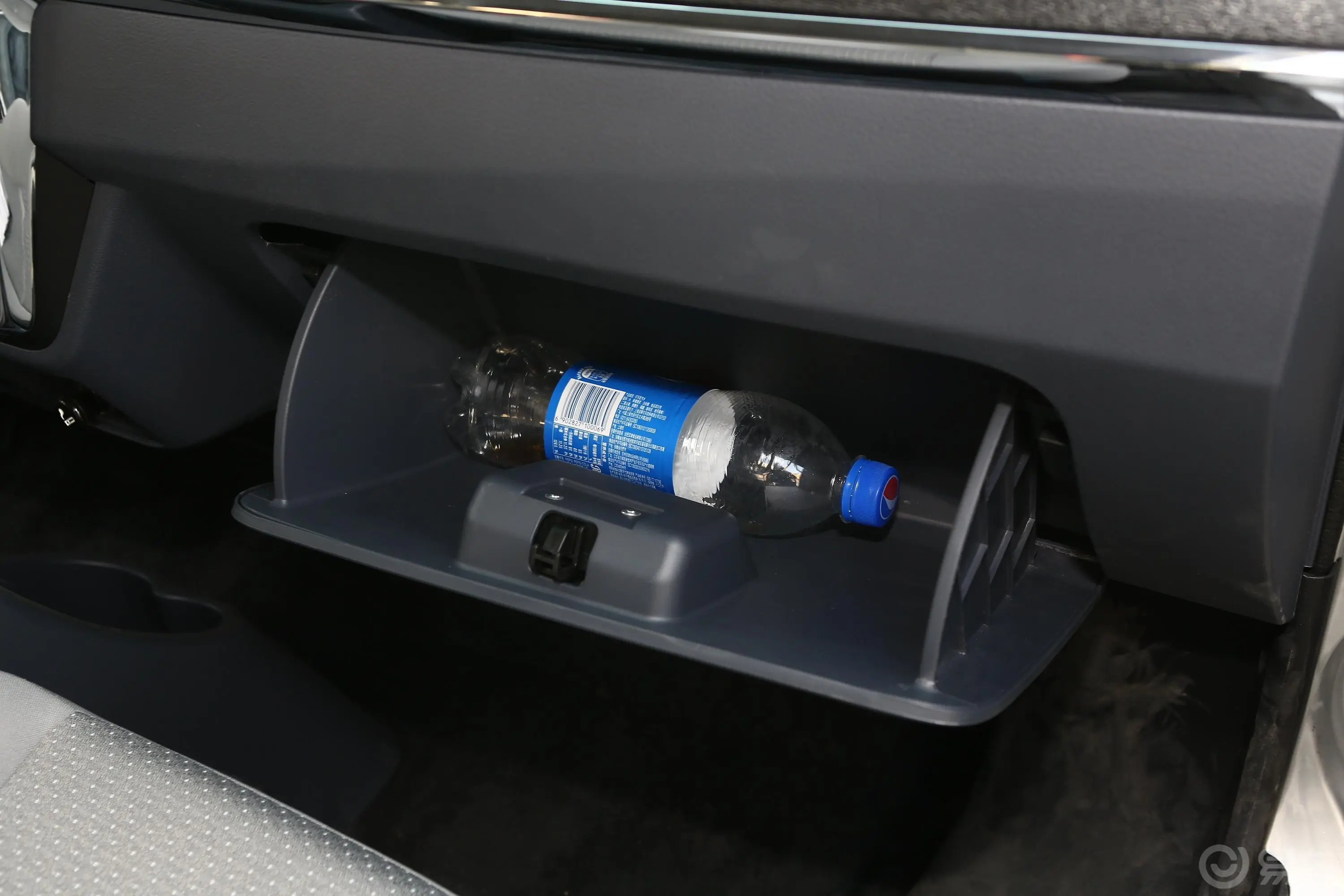 金杯小海狮X301.5L 客车标准型 7座 国VI手套箱空间水瓶横置